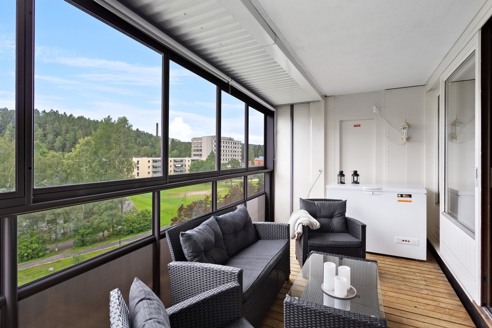 Nyt en fantastisk utsikt fra balkongen, som har rikelig med plass til sittegruppe og grill Galleribilde