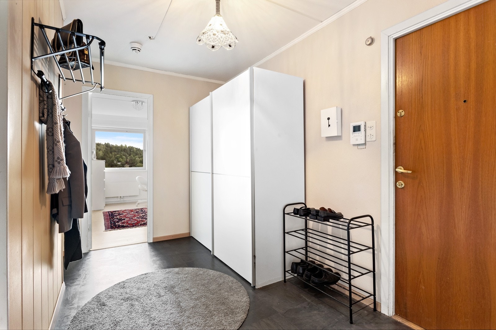 Hyggelig entre som gir et godt førsteintrykk av boligen Galleribilde