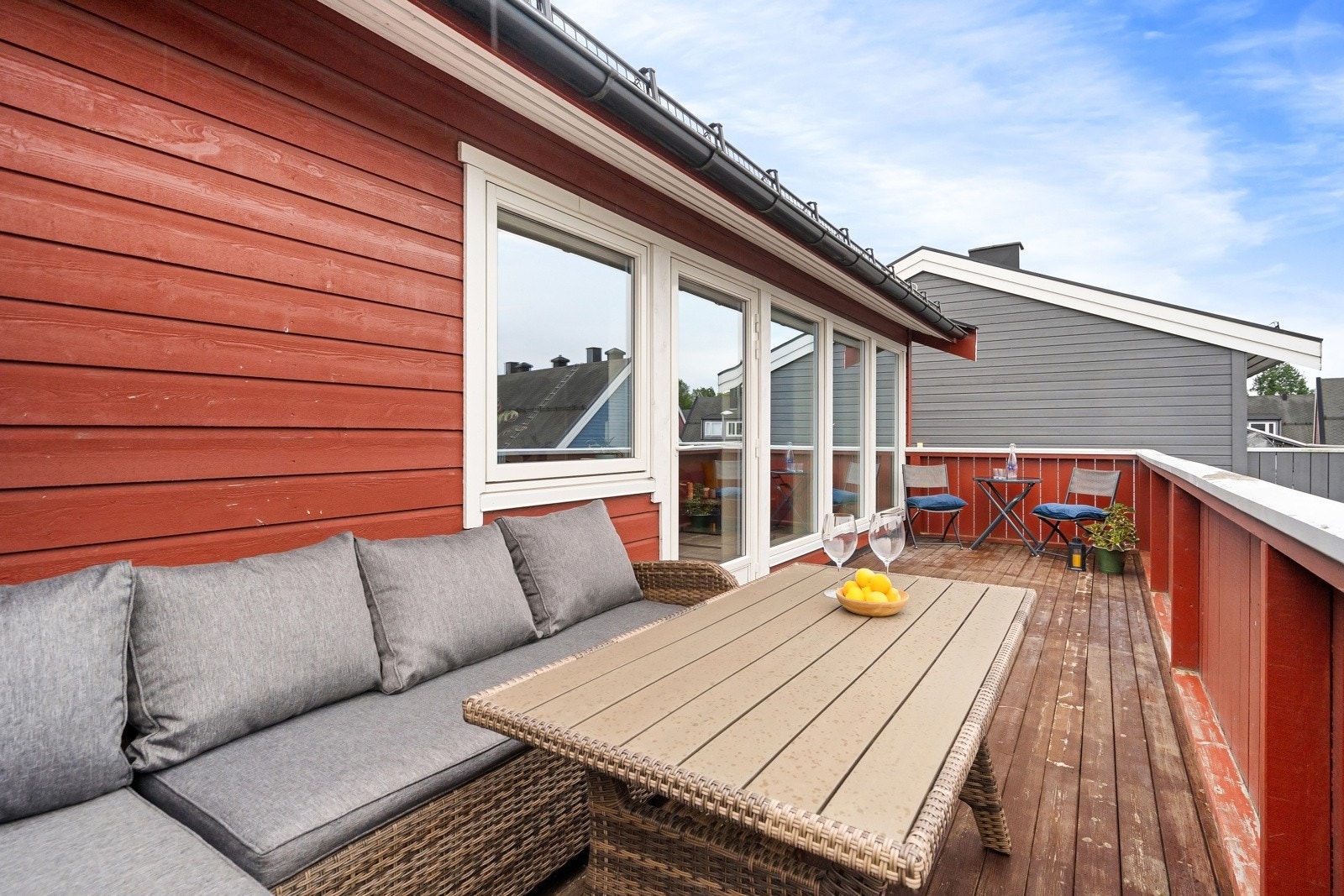 På varme sommerdager vil balkongen være perfekt som en naturlig forlengelse av stuen. Galleribilde