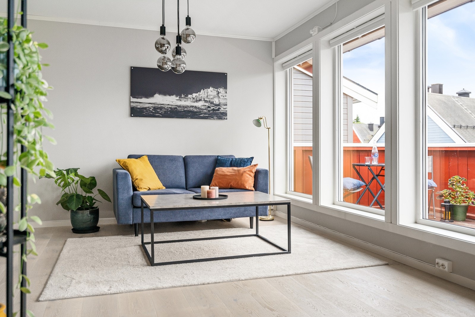 Leiligheten måler 56 m² og disponerer en stor bod i kjeller på 29 m² med svært god lagringsplass. Galleribilde