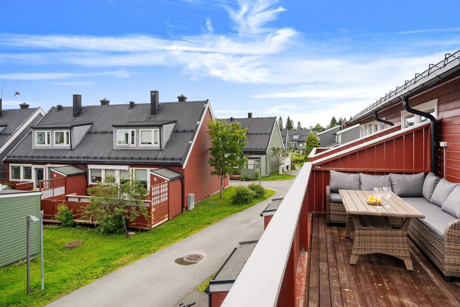 Hyggelig og luftig uteplass med sol fra 12:00 og utover kvelden på sommerstid. Galleribilde