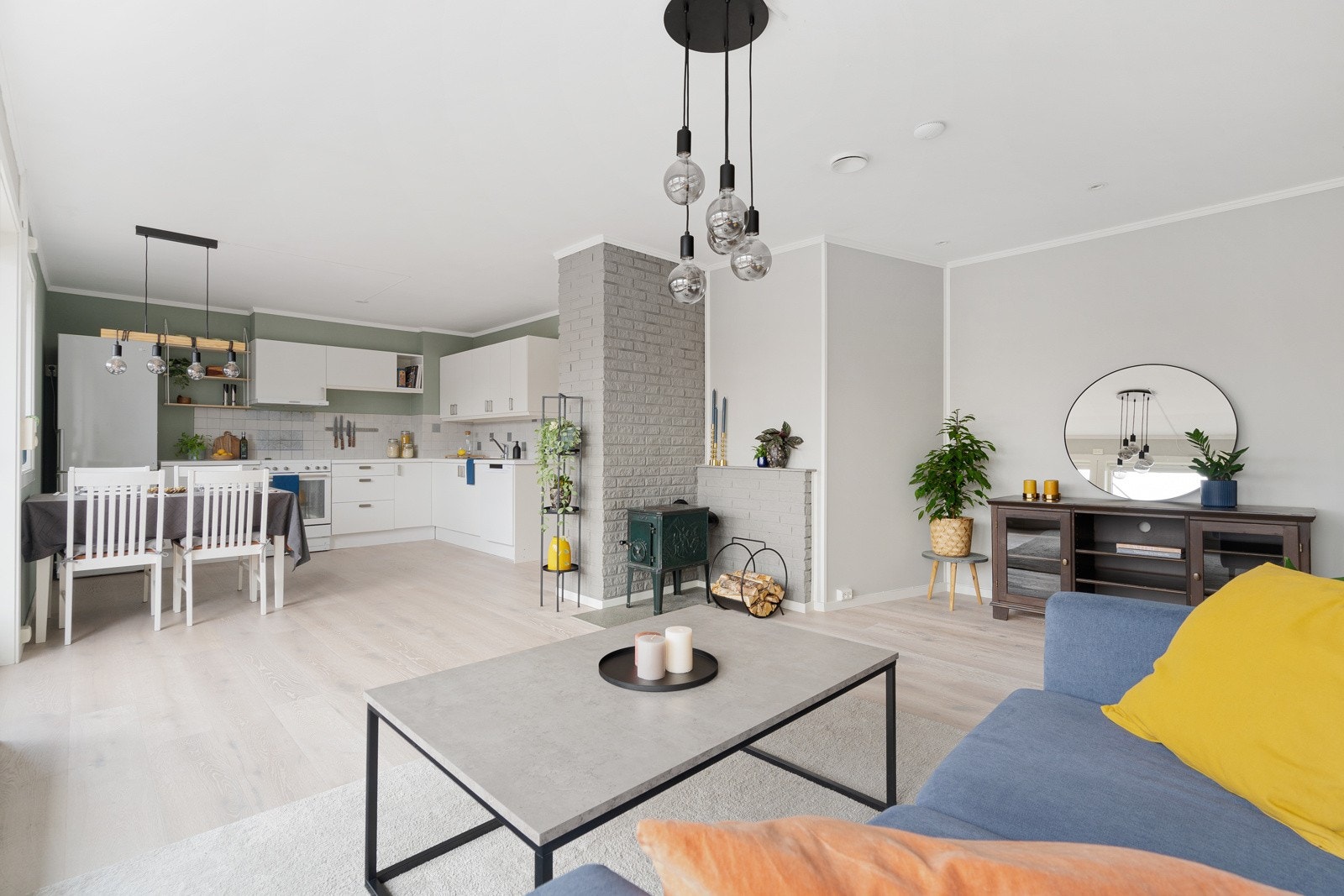 Åpen stue- og kjøkkendel på hele 30 m² med store vindusflater og utgang til balkong, noe som skaper en svært romslig og lys atmosfære. Galleribilde