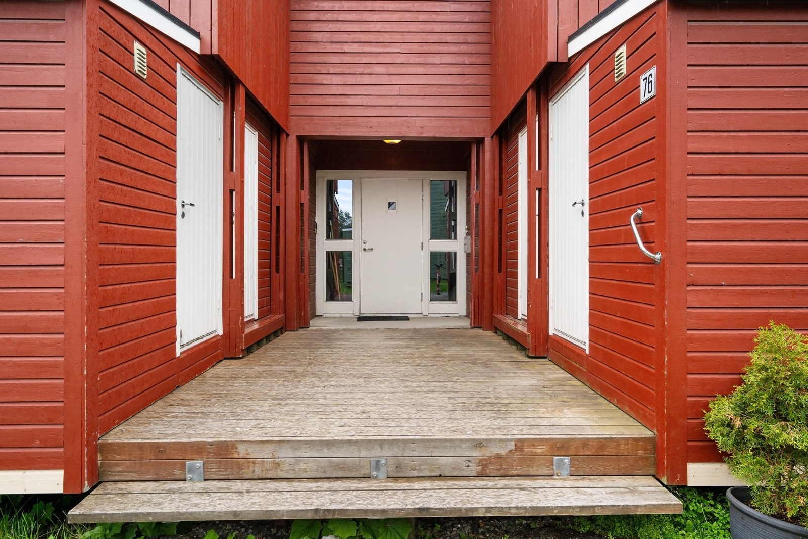 Utenfor finner du en sportsbod på 3 m². Via gangstien har du rask tilgang til parkeringshuset med innendørs parkering. Galleribilde
