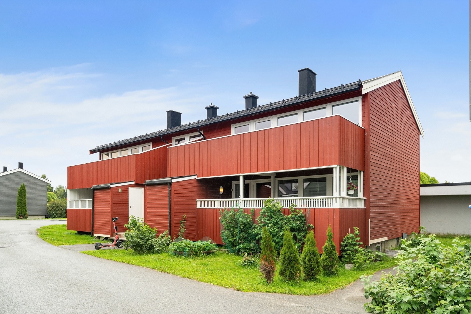 Fasade. Leiligheten er vestvendt og ligger i 2.etg. Stor og fin veranda. Sportsbod utenfor. Galleribilde