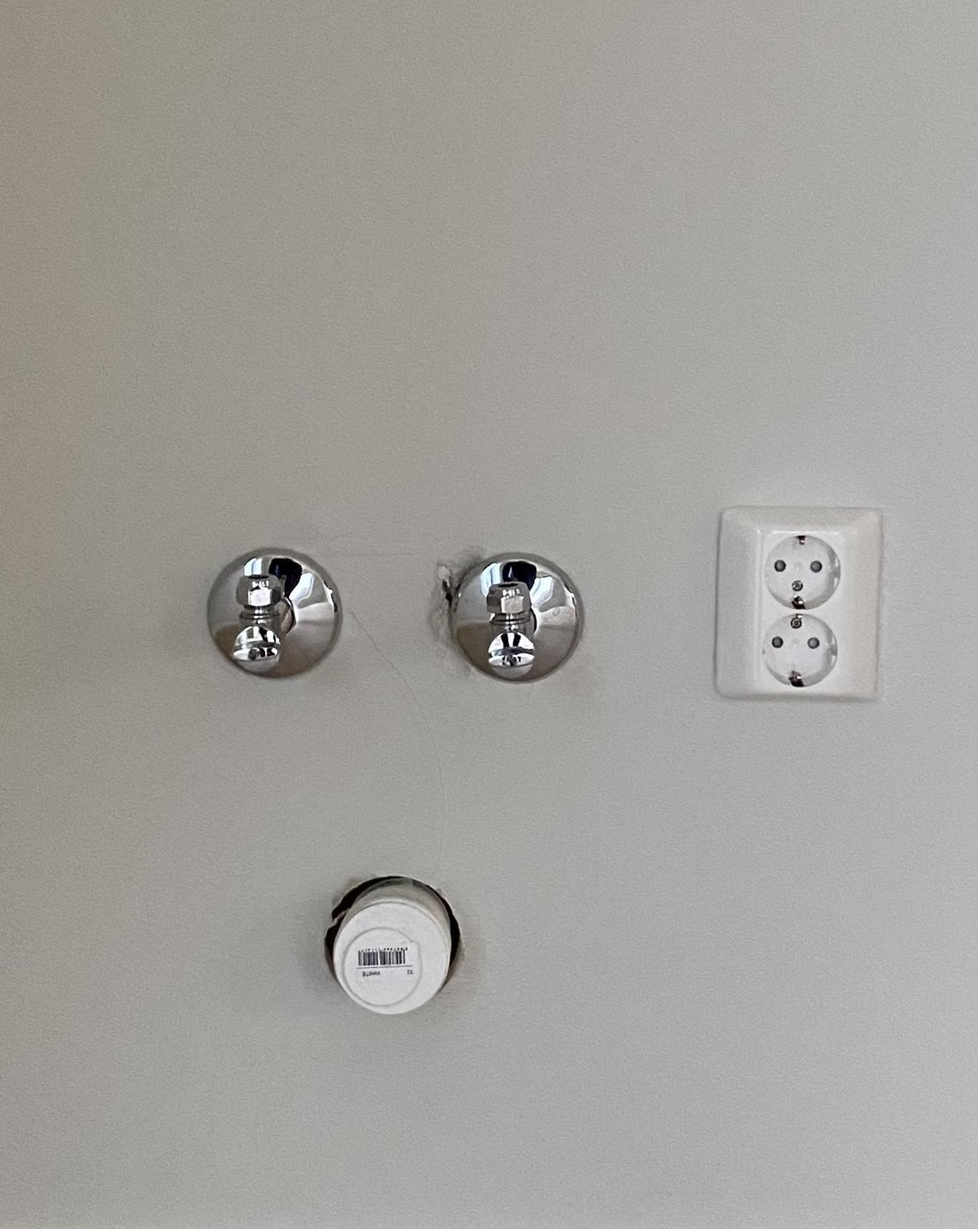 Opplegg for vann og avløp på vegg i det store innredede kjellerrommet Galleribilde