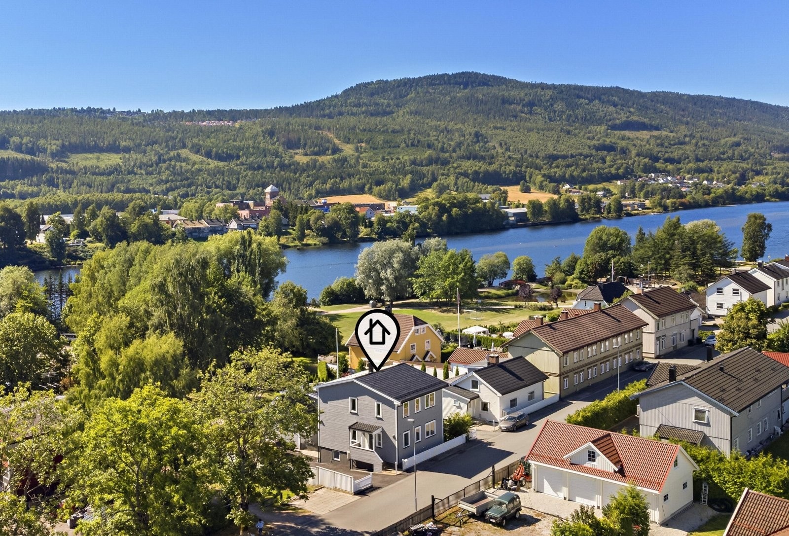 Idyllisk beliggenhet tett på elveparken Galleribilde