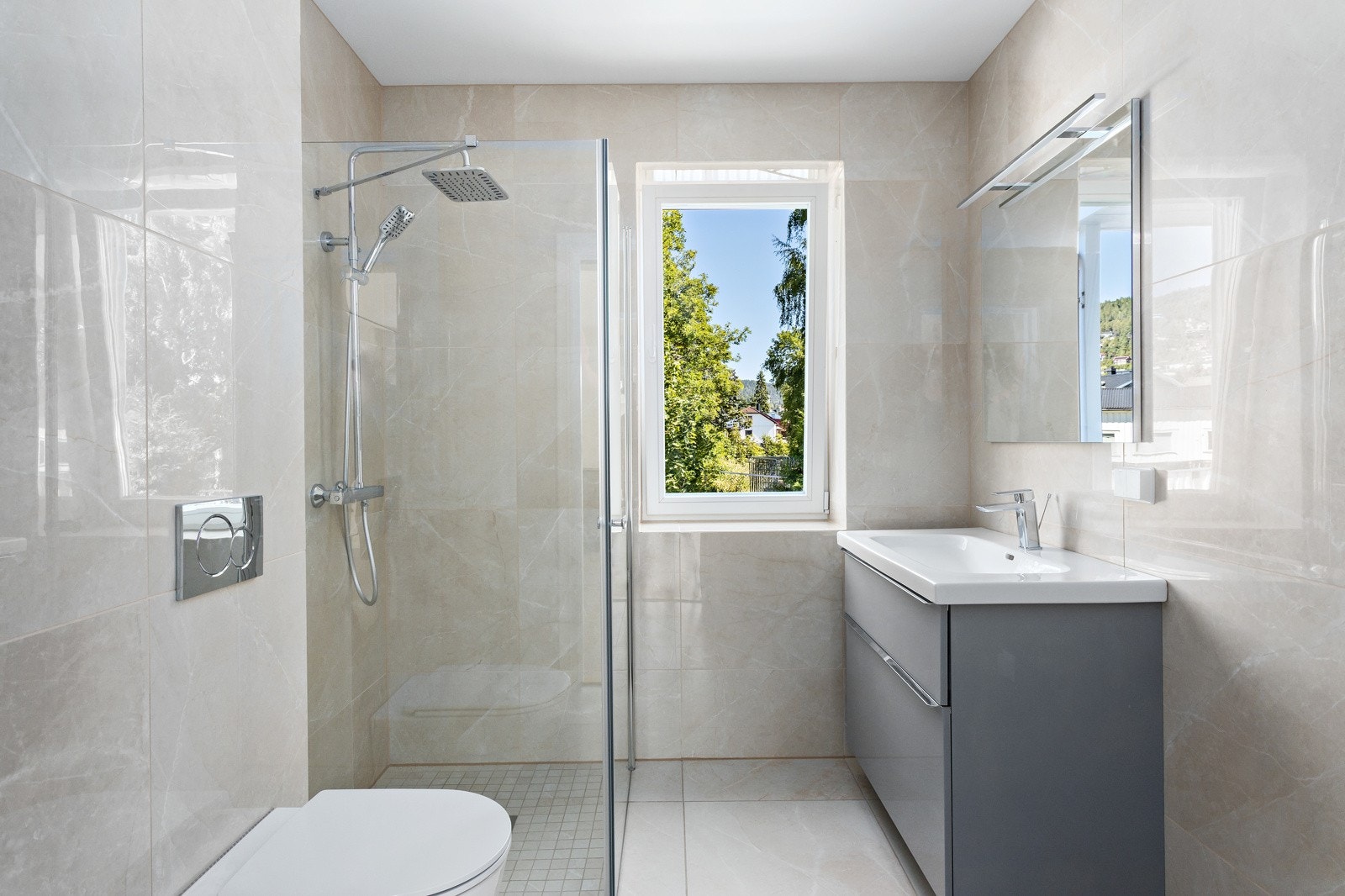 Hovedetg: Delikat flislagt bad/wc Galleribilde