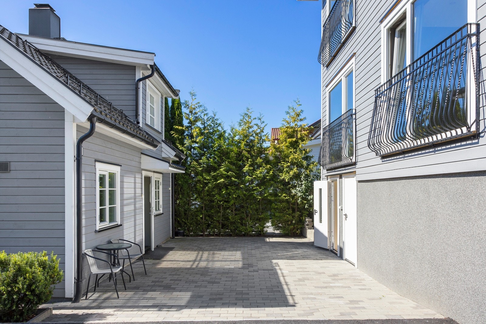 Gårdsplassen utenfor mindre enebolig er steinsatt Galleribilde