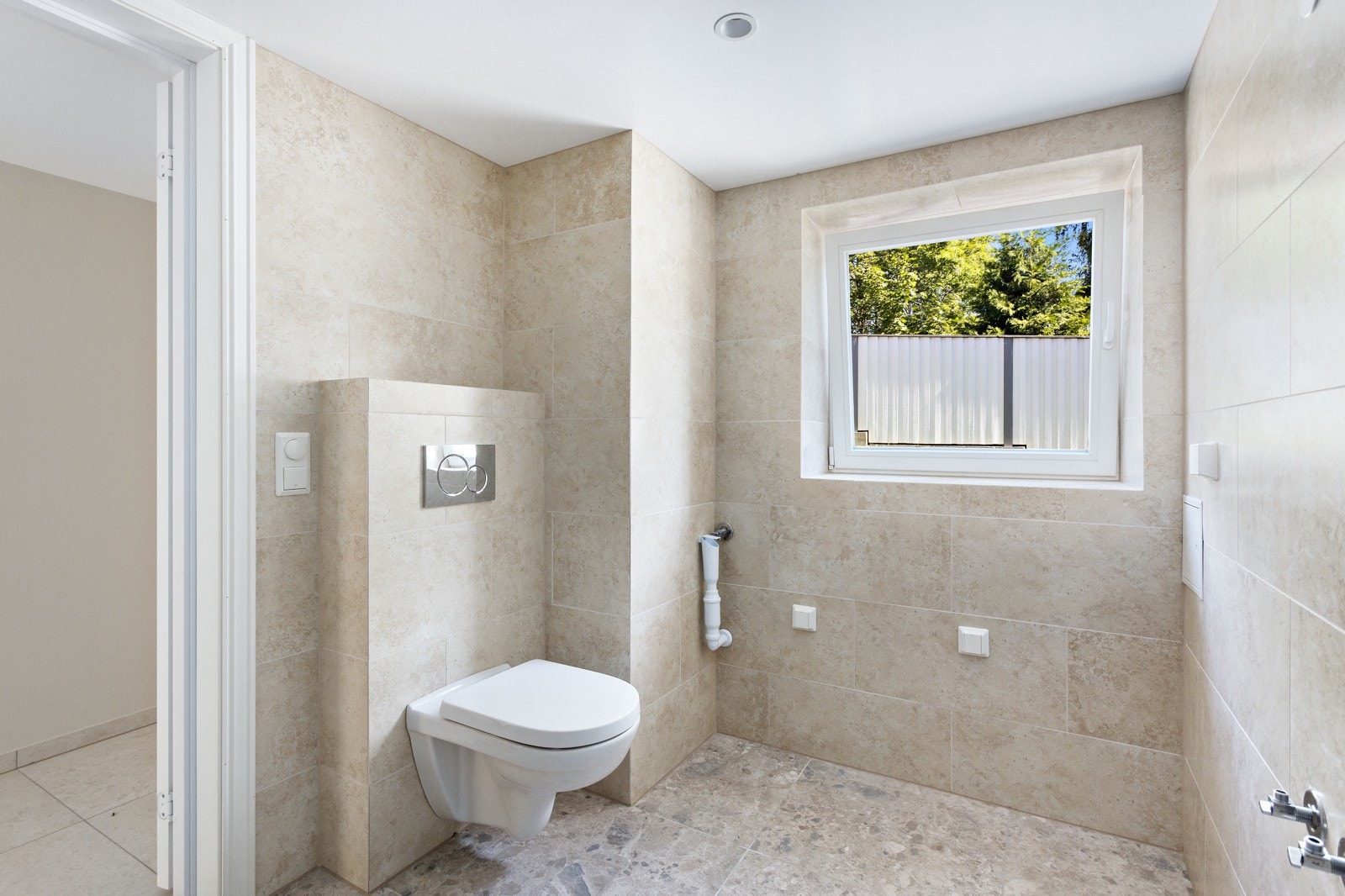 Kjelleretg: Delikat flislagt bad/wc Galleribilde