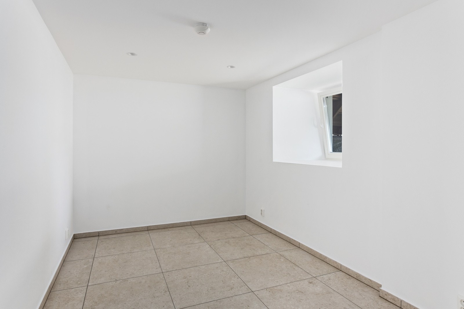 Kjelleretg: Pent innredet kjellerrom med vindu Galleribilde