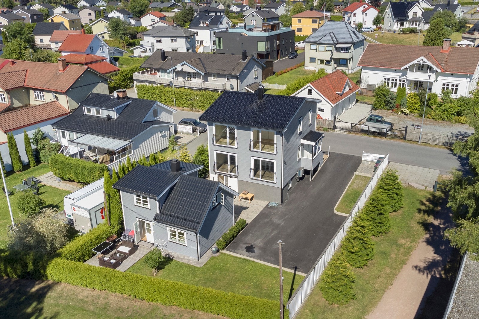 2 eneboliger med pent opparbeidet hagetomt og asfaltert gårdsplass Galleribilde