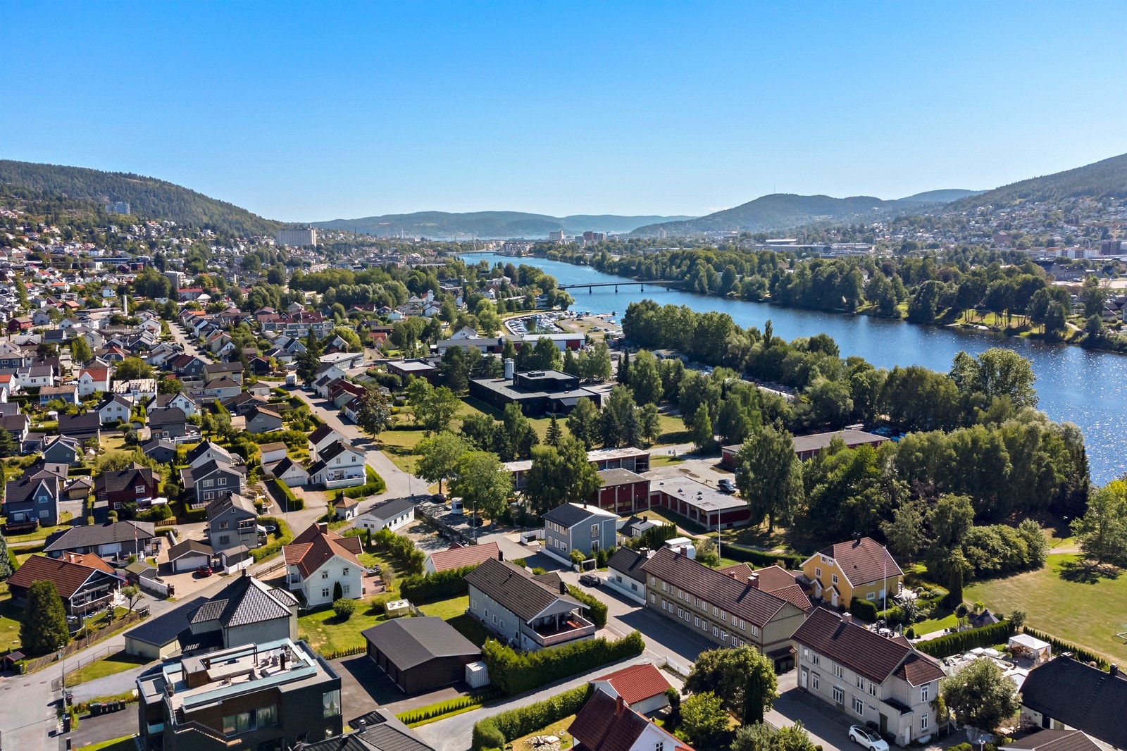 Beliggende tett på elva og elveparken med leke- og badeplass samt spaserveier langs elva Galleribilde