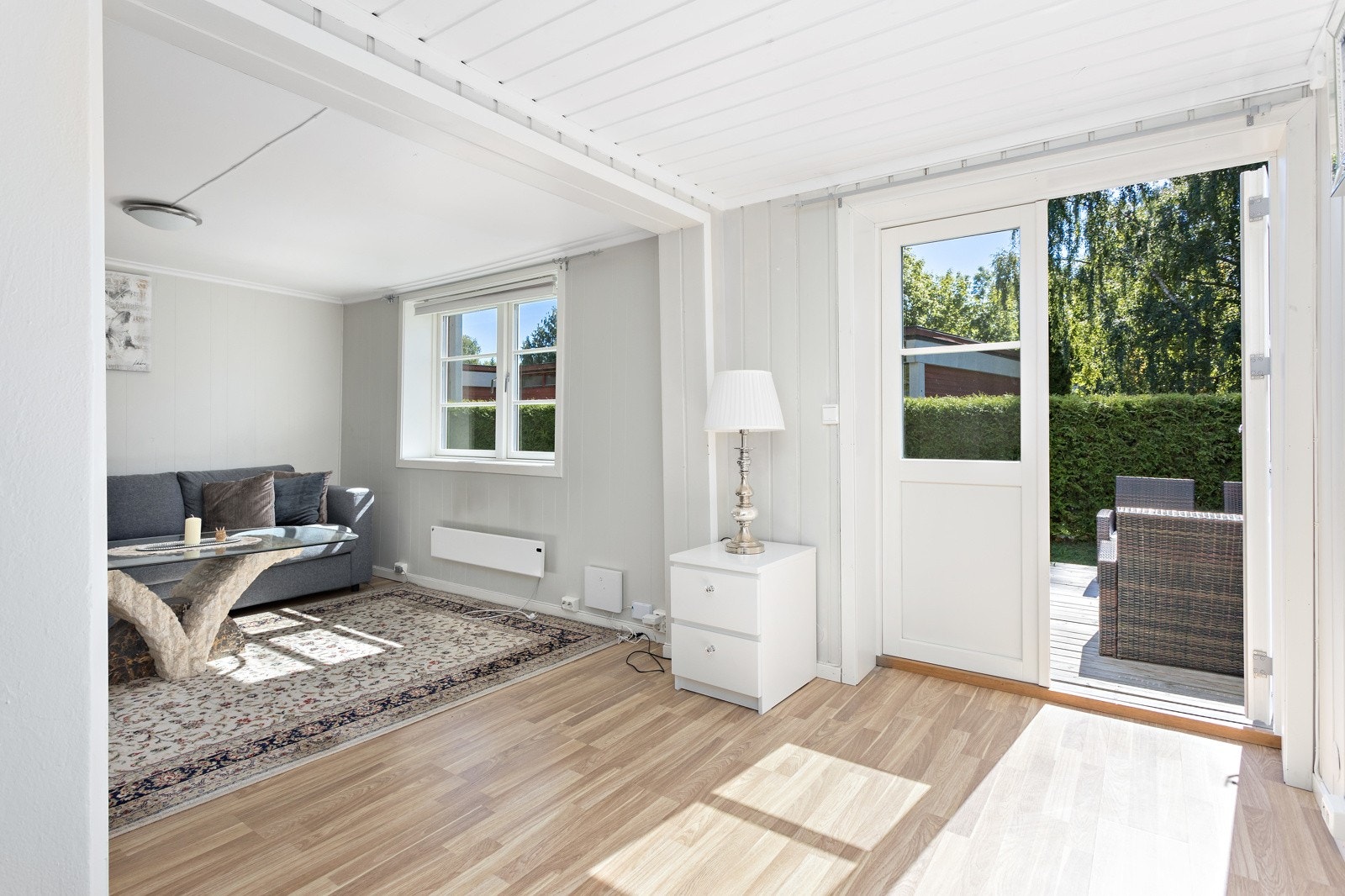 Hovedetg: Stue med utgang til terrasse og hage Galleribilde