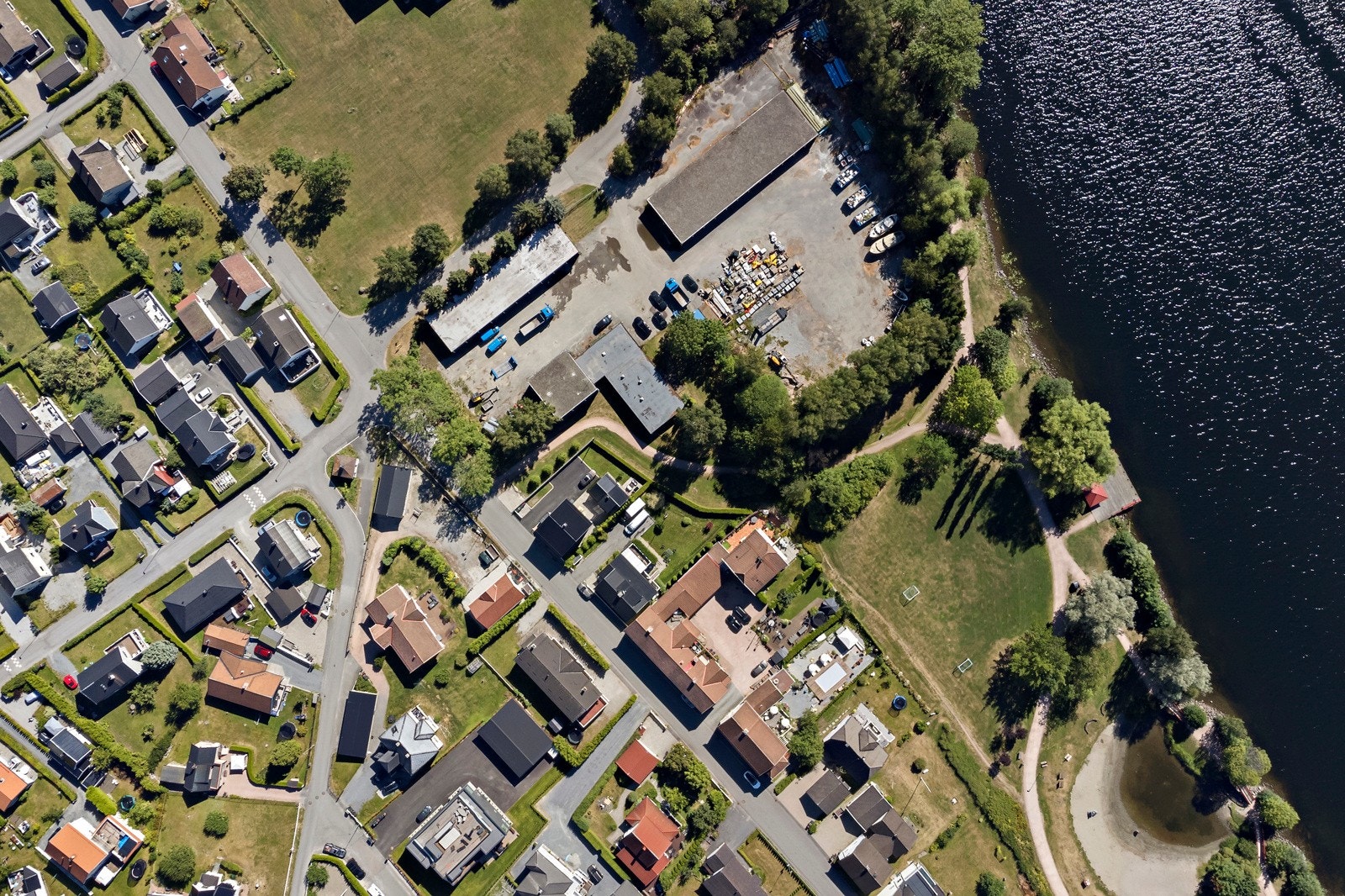 Beliggende tett på elva Galleribilde