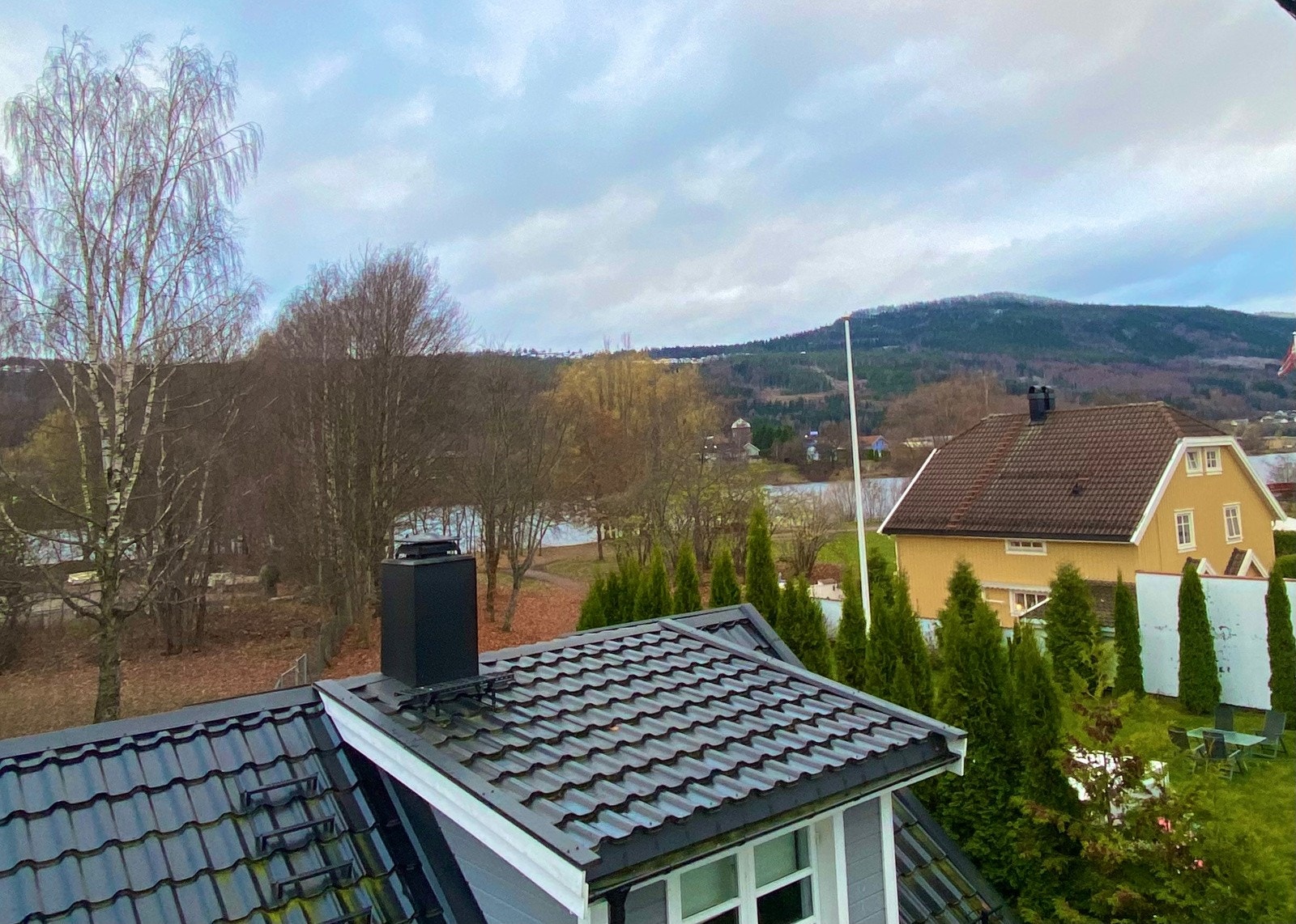 Glimt av elva fra totalrenovert enebolig Galleribilde