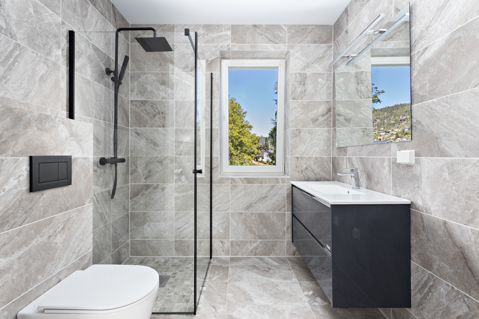 2. etg: Delikat flislagt bad/wc Galleribilde