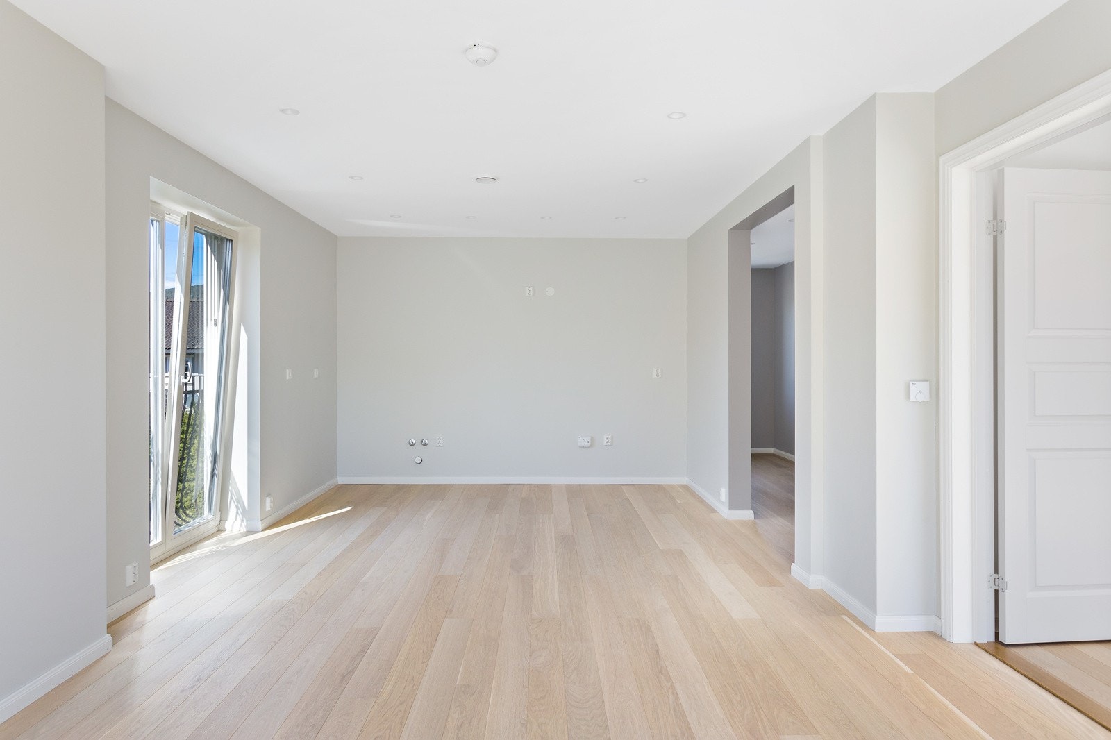 2. etg: Del av stue 2 - opplegg for vann og avløp på vegg i stuen Galleribilde