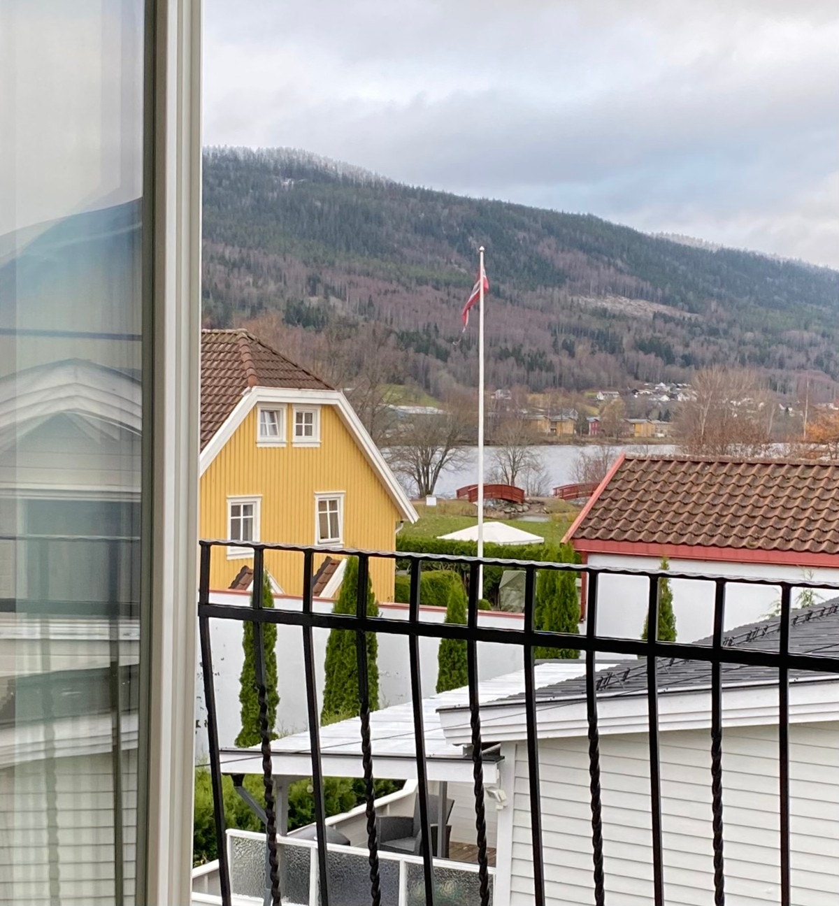 Fra stuen i den nyrenoverte eneboligen er det glimt av elva og elveparken Galleribilde