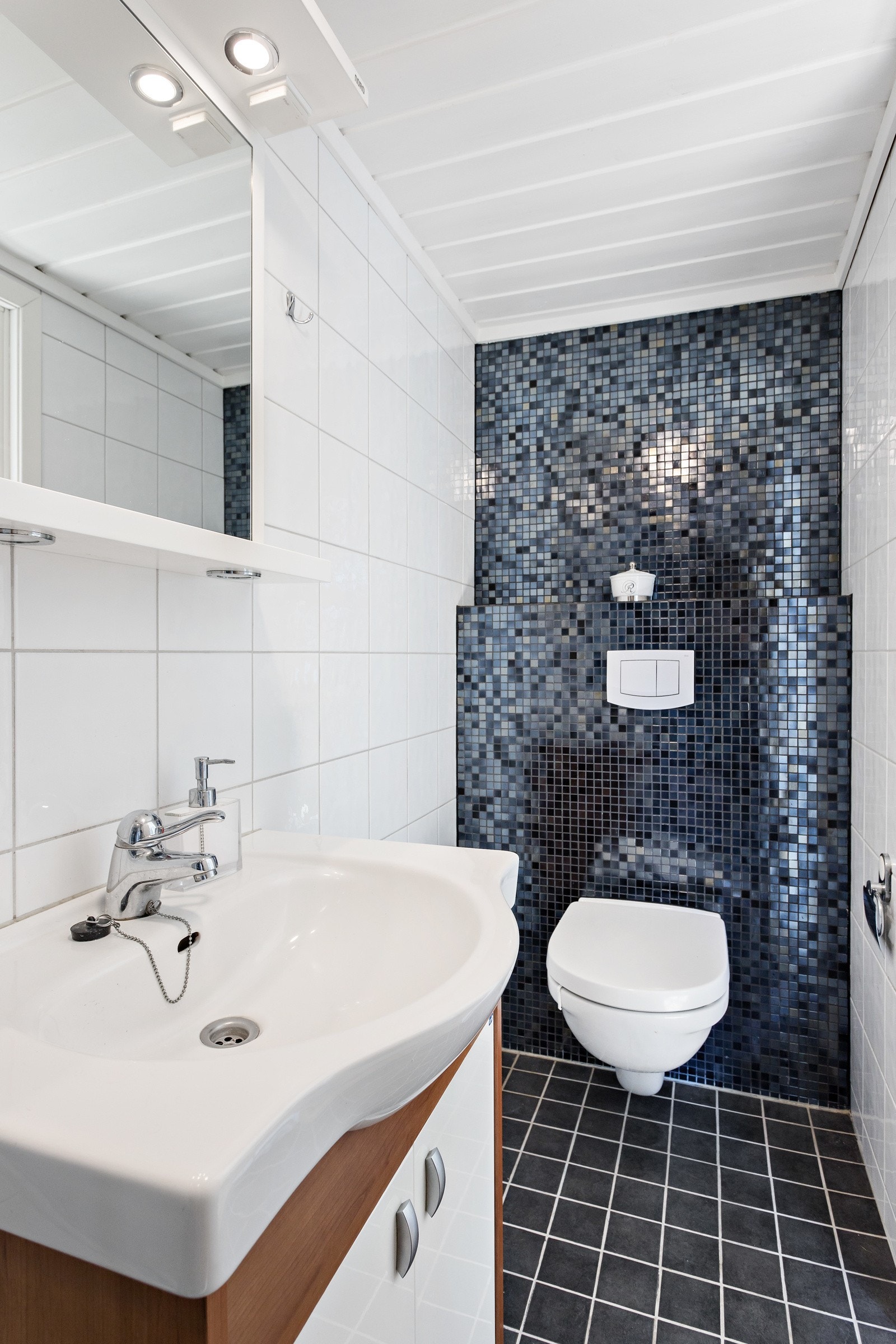 Hovedetg: Pent flislagt bad/wc med varmekabler Galleribilde