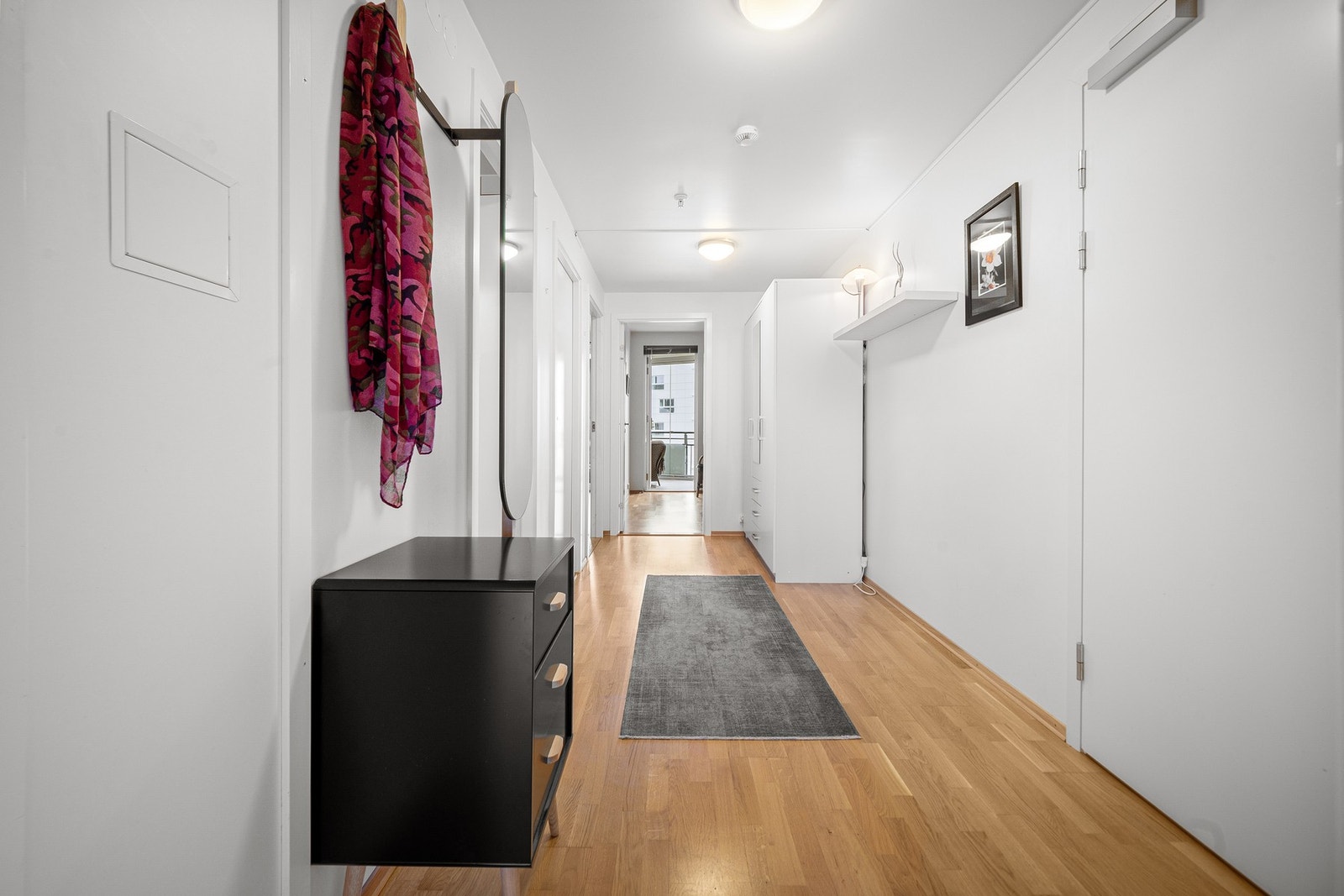 Gang med god plass til oppbevaring Galleribilde