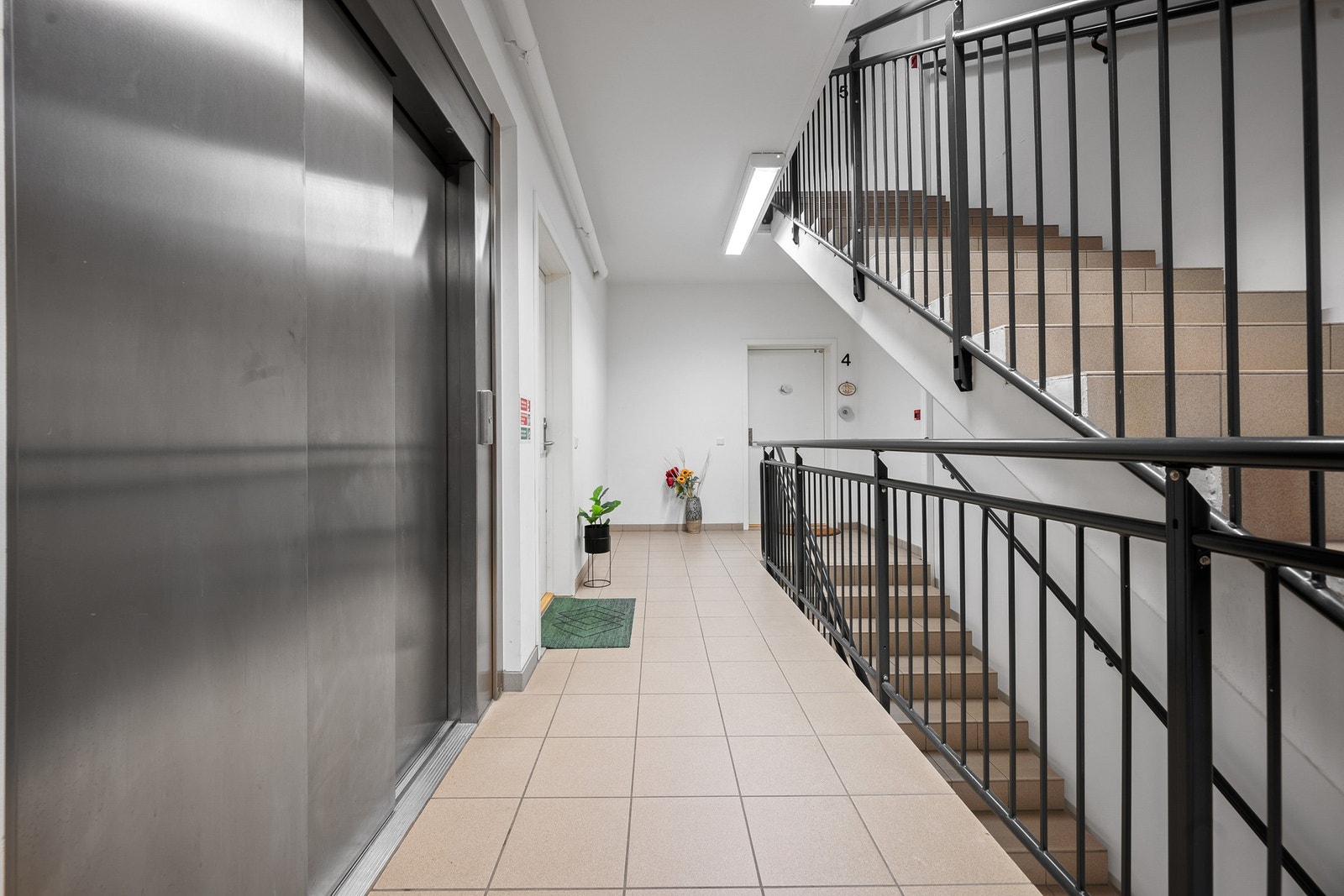 Felles trappeoppgang med heis Galleribilde