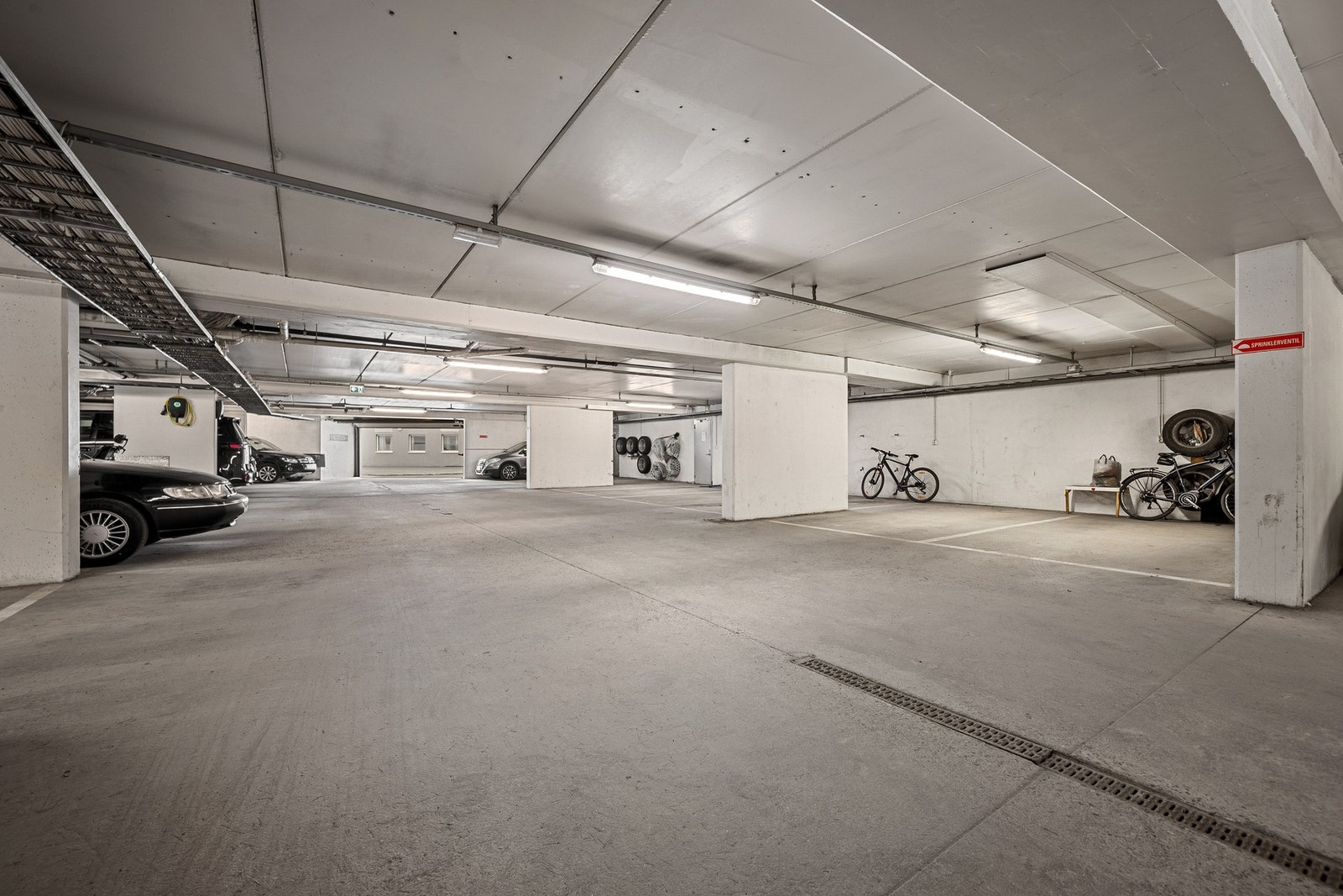 Leiligheten disponerer egen parkeringsplass i felles garasjeanlegg Galleribilde
