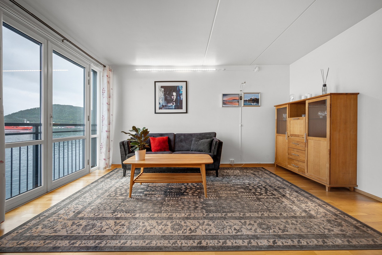 Store rause vindusflater gir rikelig naturlig lysinnslipp som gir rommet en god atmosfære Galleribilde