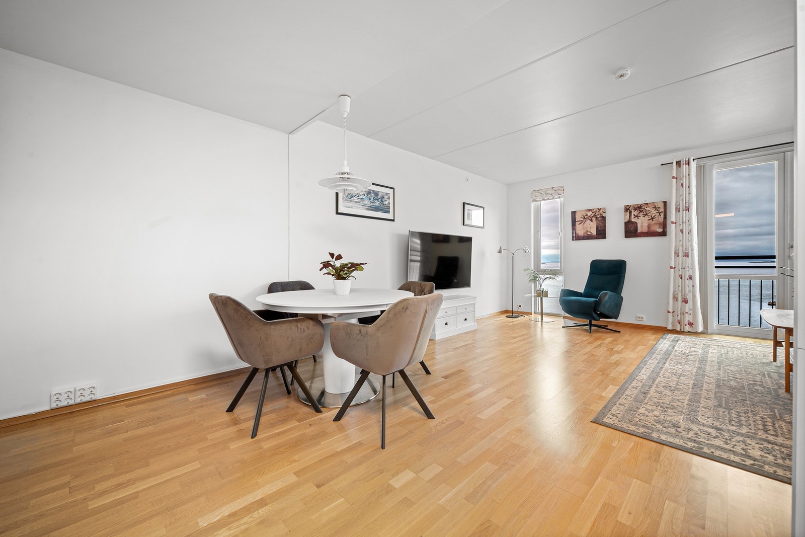 Den åpne løsningen gir et svært sosialt rom Galleribilde