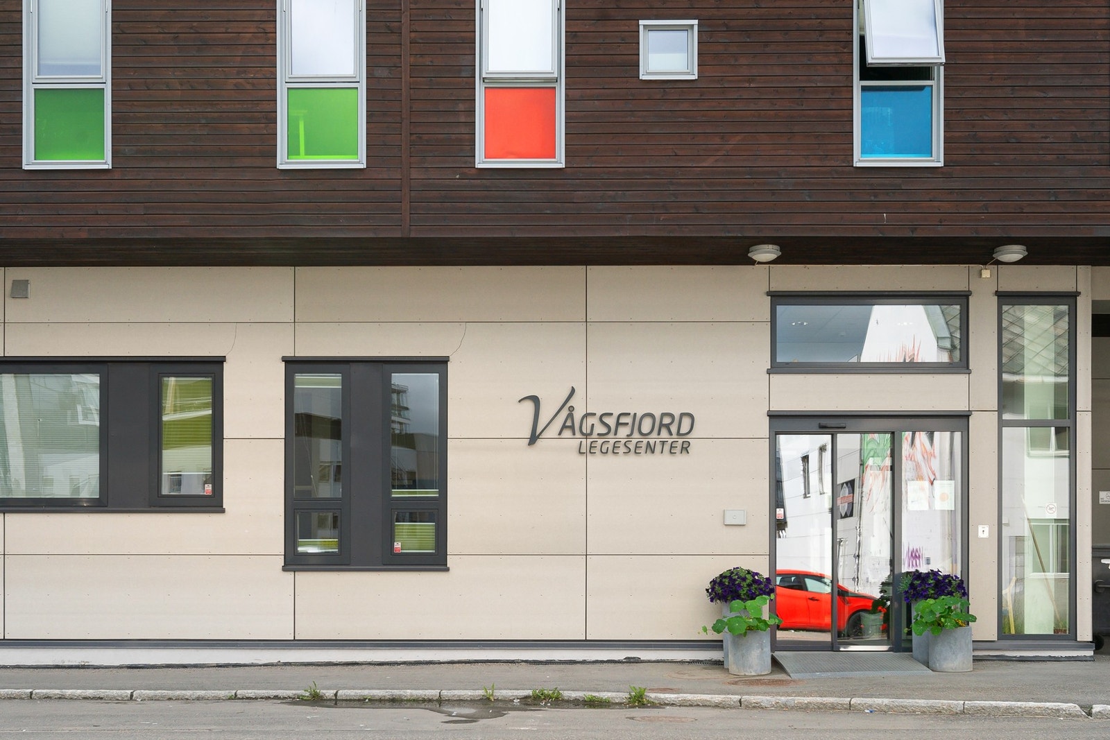 Kun 400 m gange før du er ved Vågsfjord legesenter - trygt og godt å ha i nærheten! Galleribilde