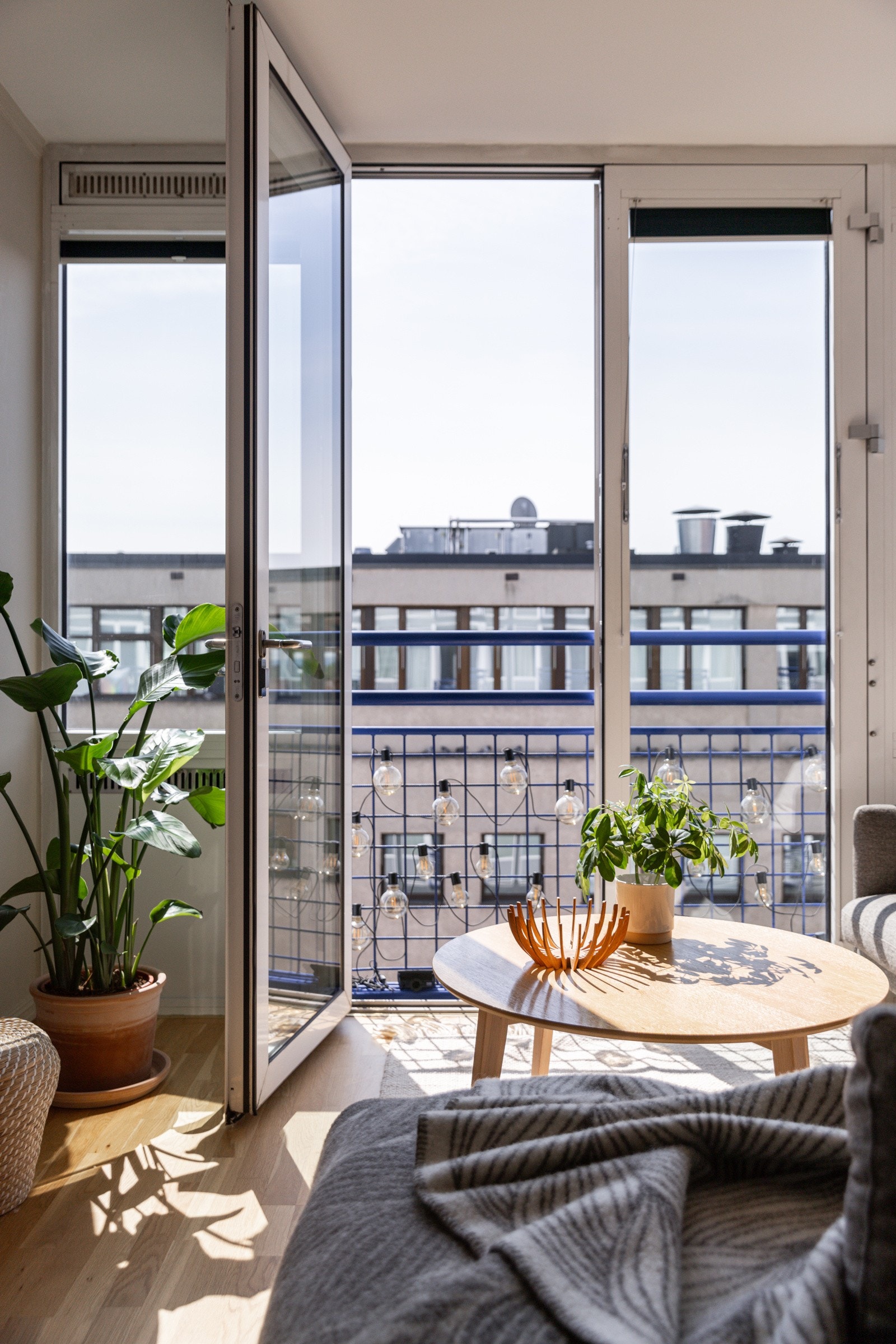 Leiligheten ligger i 5. etasje med heisadkomst. Den franske balkongen i oppholdsrommet sørger for godt lysinnslipp. Galleribilde