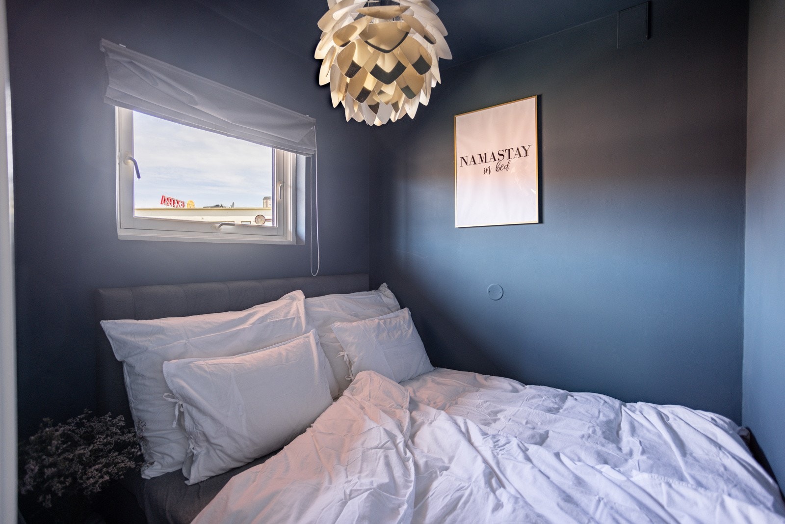 Leilighetens soverom er malt i en dyp, blå farge og har inngang fra entreen. Galleribilde