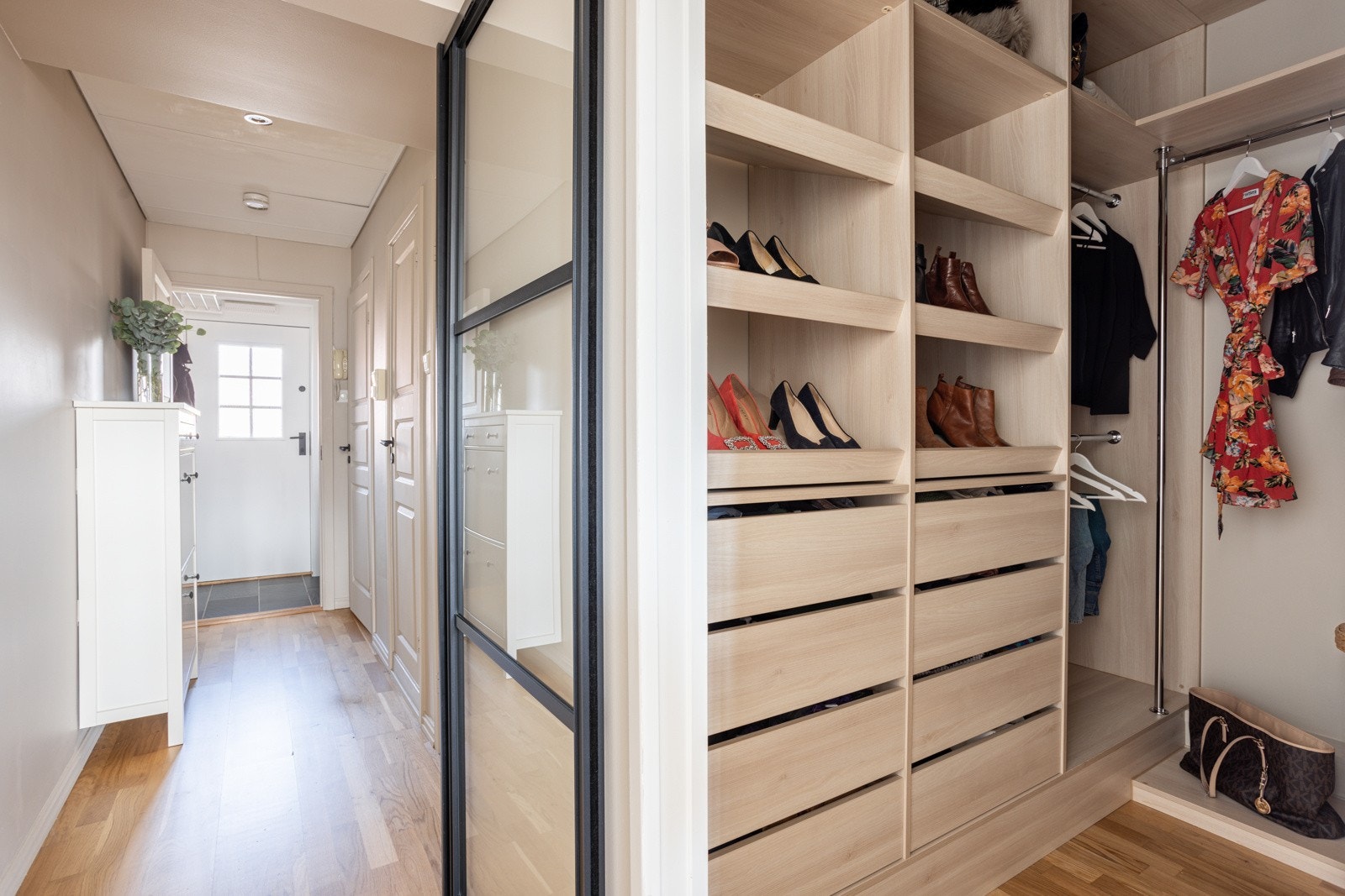 Garderoben har gjennomtenkte valg som gir rikelig med oppbevaringsplass. Galleribilde
