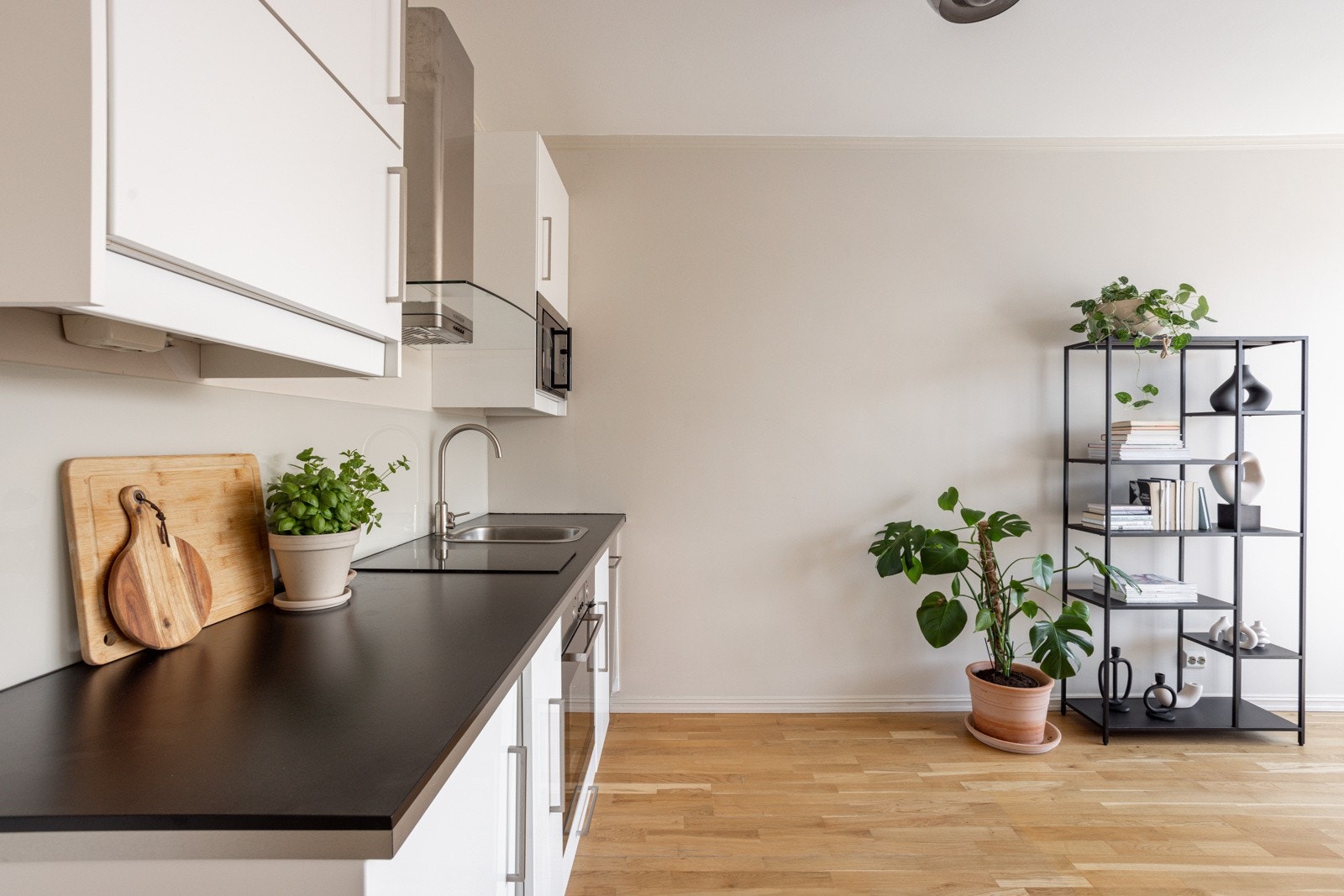 Nå før sommeren ble kjøkkenet oppgradert med en flott glassplate levert av Glassmester1. Galleribilde