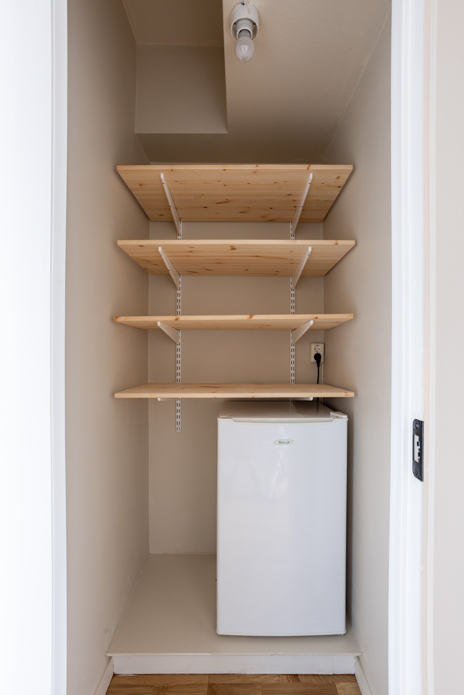 Vegg-i-vegg med garderoben er den innvendige boden med nye hyller og plass til f.eks en fryser om ønskelig. Galleribilde