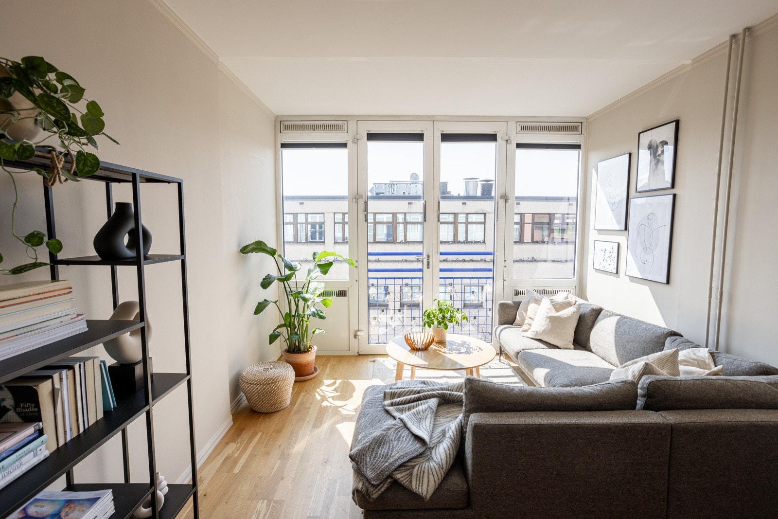 Stuen kan enkelt møbleres med både sittegruppe og tilhørende tv-møblement. Galleribilde