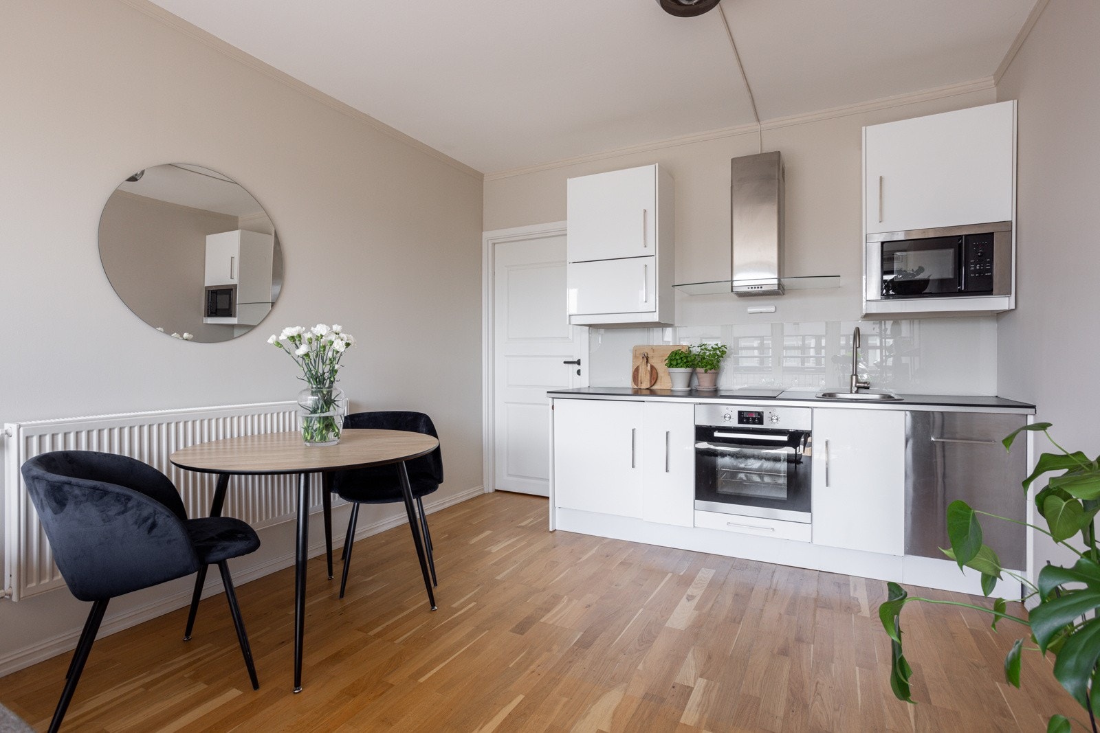 Det er fint med plass til spisebord tilknyttet kjøkkenet. Galleribilde