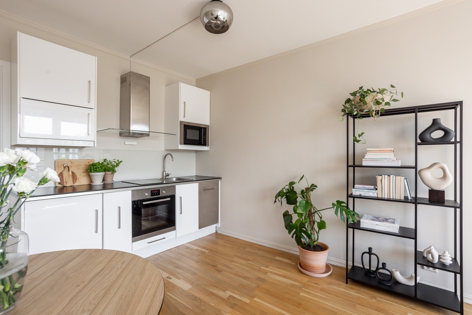 På kjøkkenet er både kjøleskap, mikro, komfyr med koketopp integrert og medfølger salget. Kjøkkeninnredningen er fra Ikea. Galleribilde