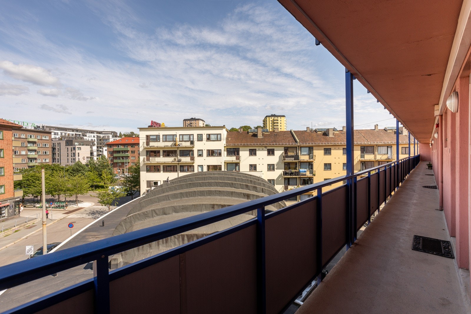 Inngang fra svalgang. Galleribilde