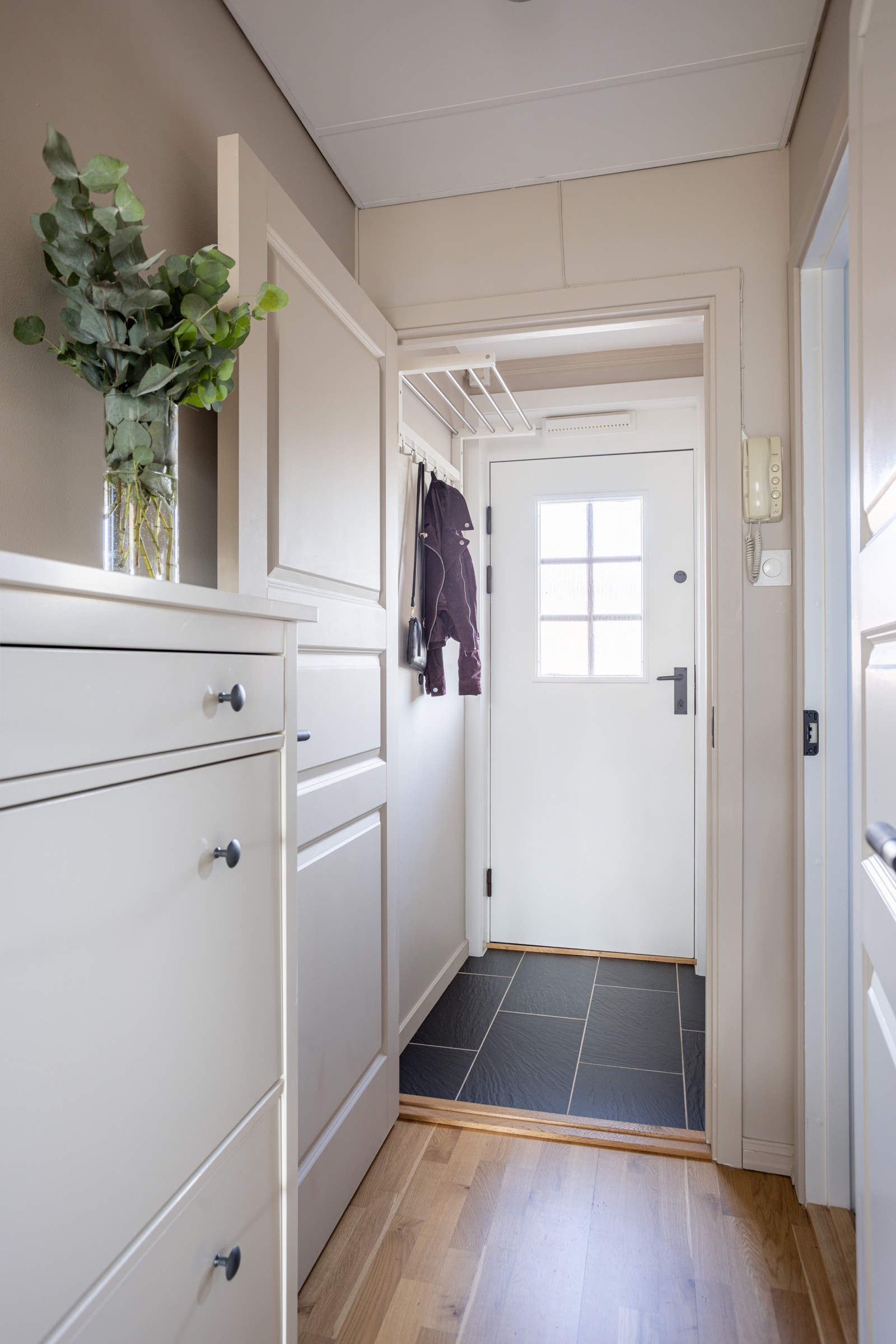 Pent inngangsparti med plass til sko og yttertøy. Galleribilde