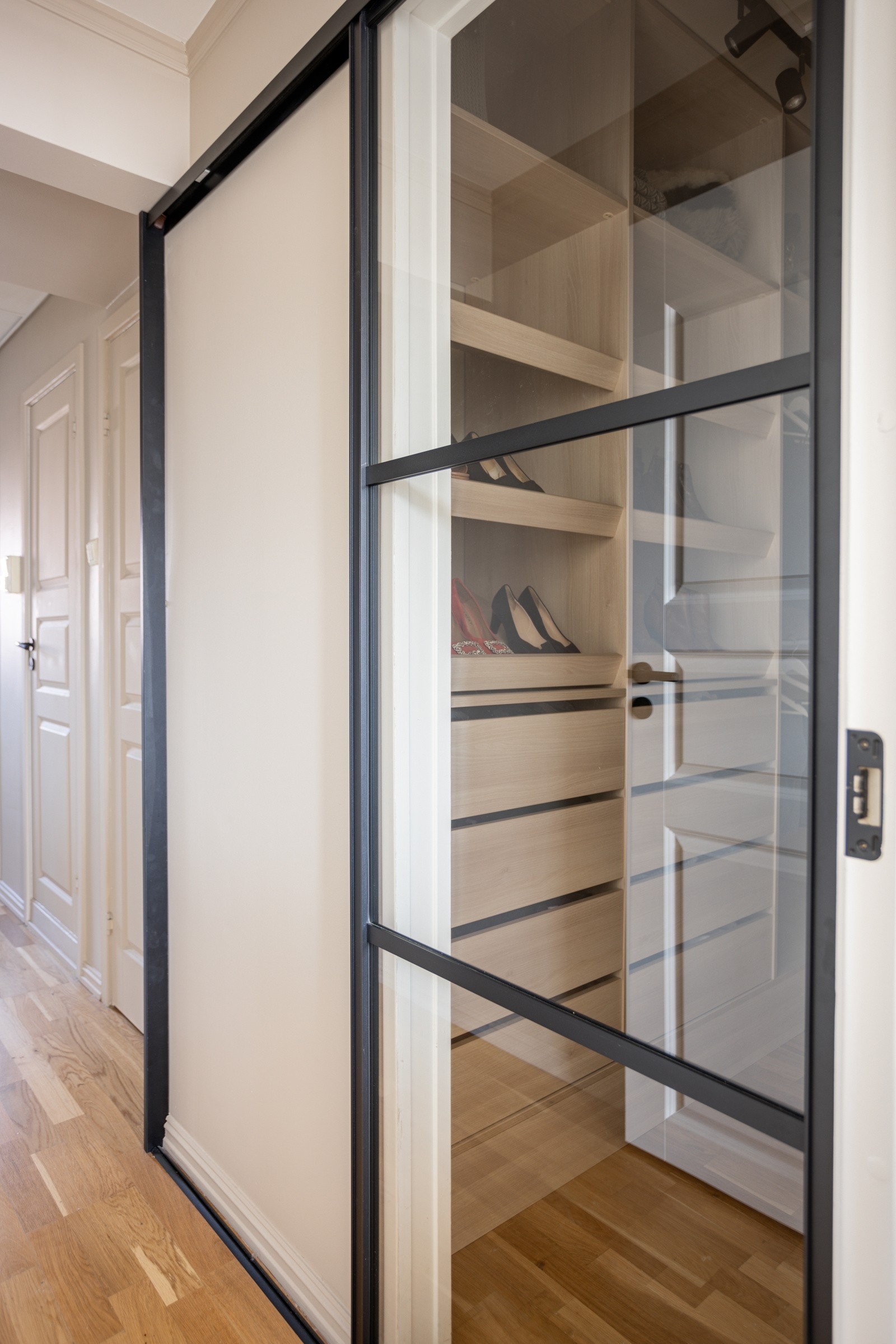 Legg merke til den dekorative skyvedøren i herdet glass og messing. Galleribilde