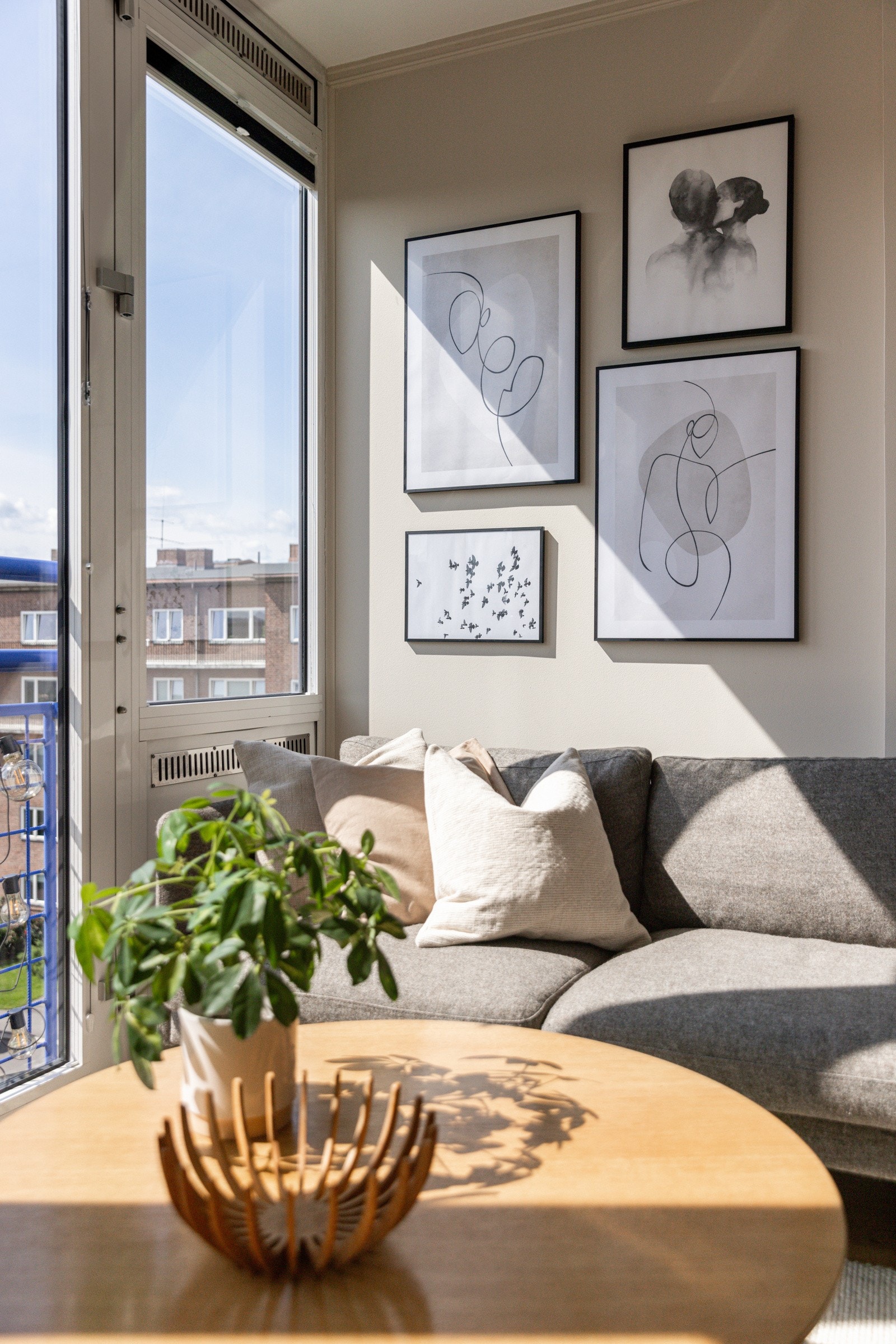 Overflatene er malt i tidsriktige farger. Galleribilde