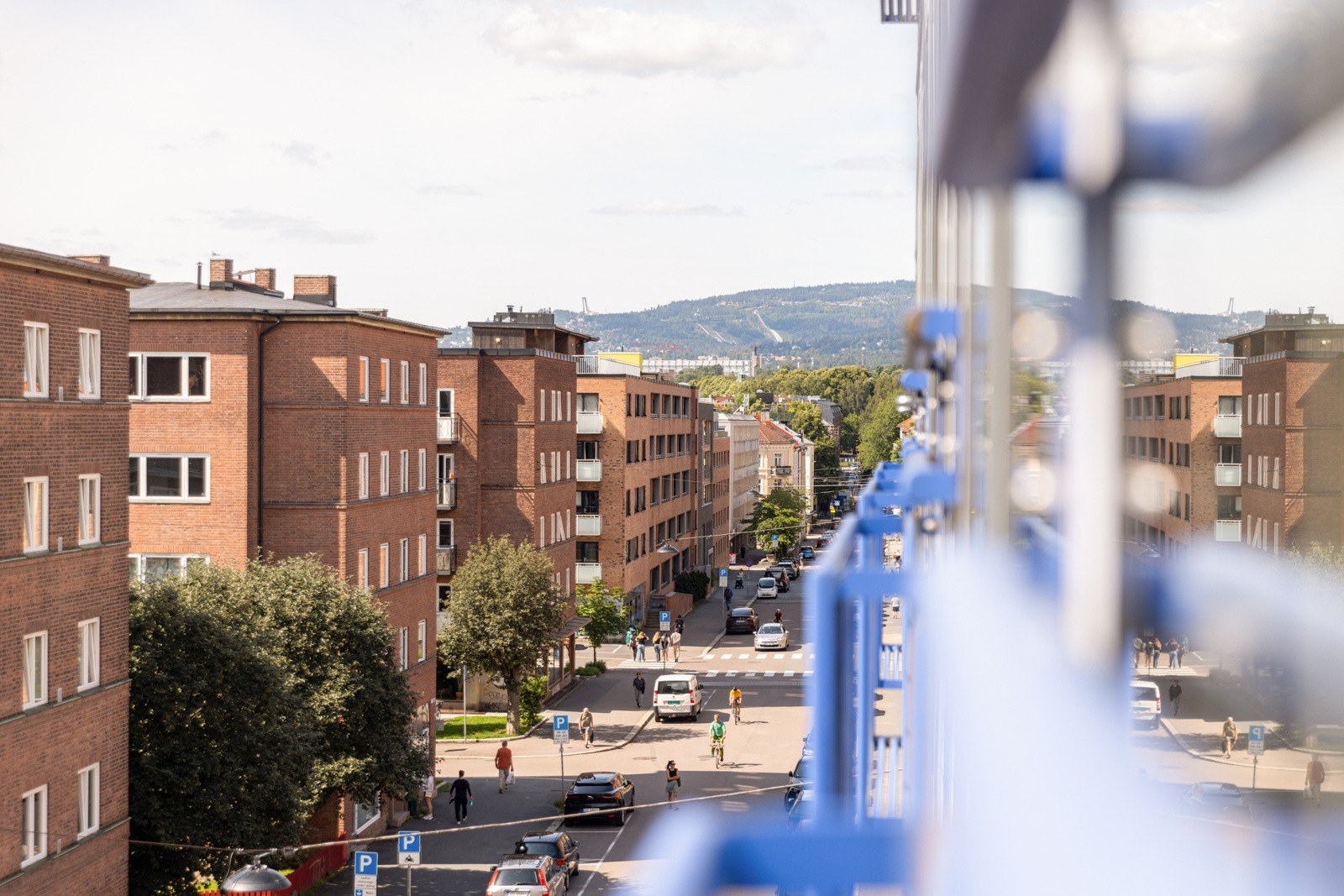Fra den franske balkongen ser man til Holmenkollen og utover hyggelig nabolag. Galleribilde