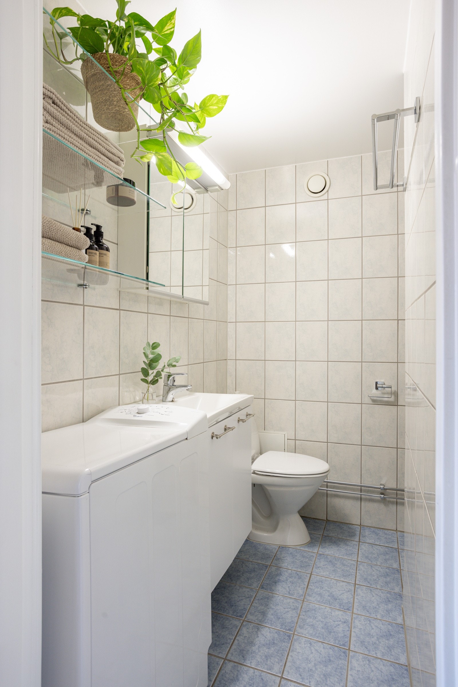 Flislagt baderom fra omlag 2004 med opplegg til vaskemaskin. Galleribilde