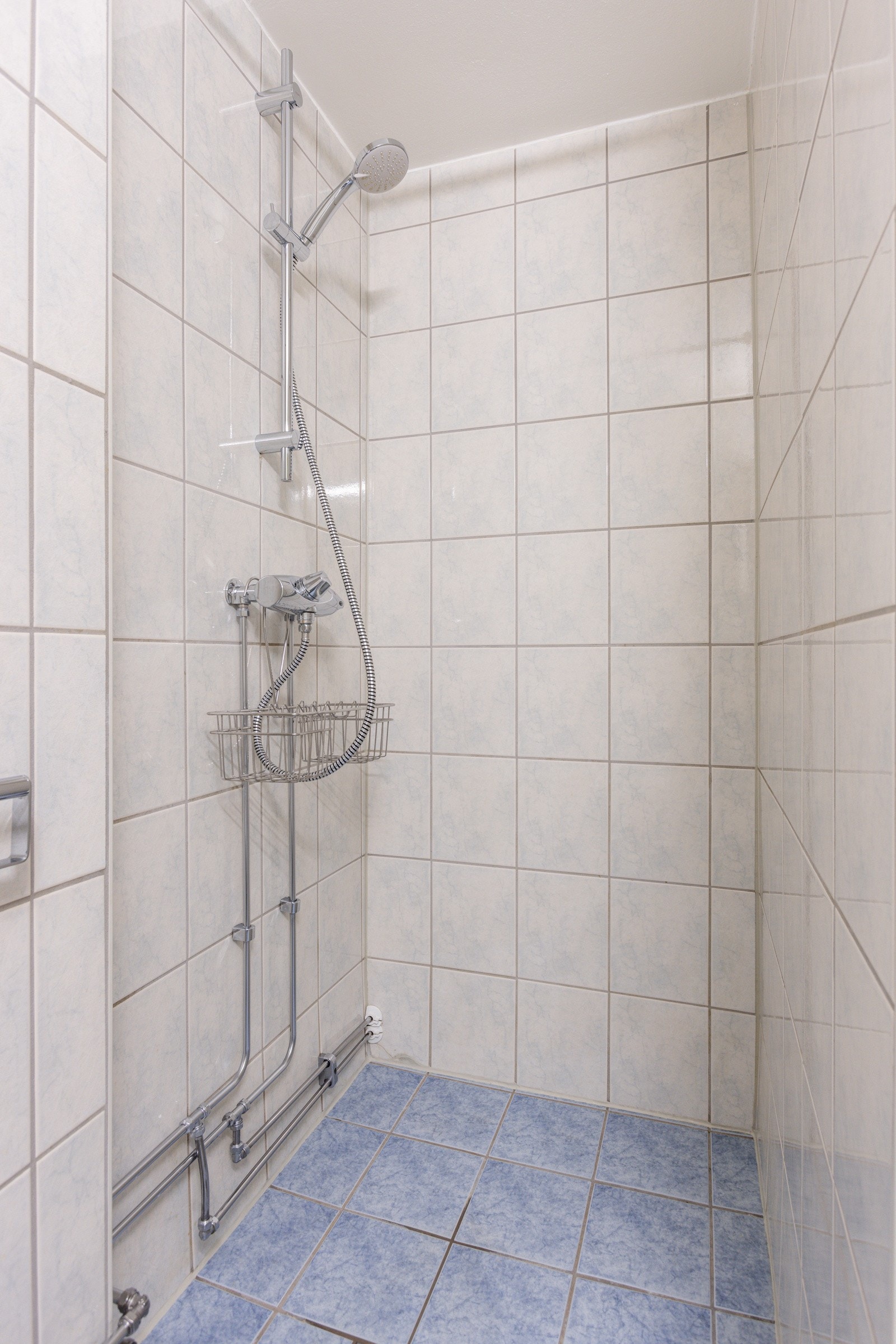 Smart dusjnisje som gir ekstra med plass på badet. Badet har varmekabler på gulvet. Galleribilde