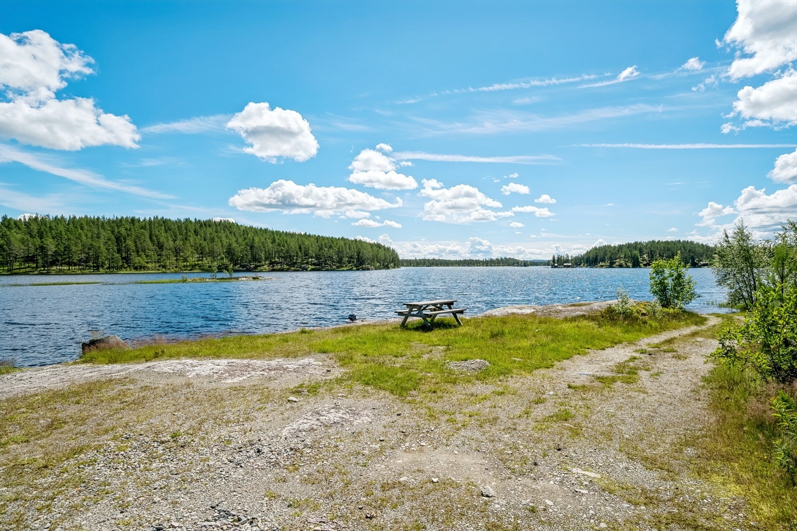 Nærområdet hvor båtfestet ligger. Tomten her tilhører grunneier og medfølger ikke i salget. Galleribilde