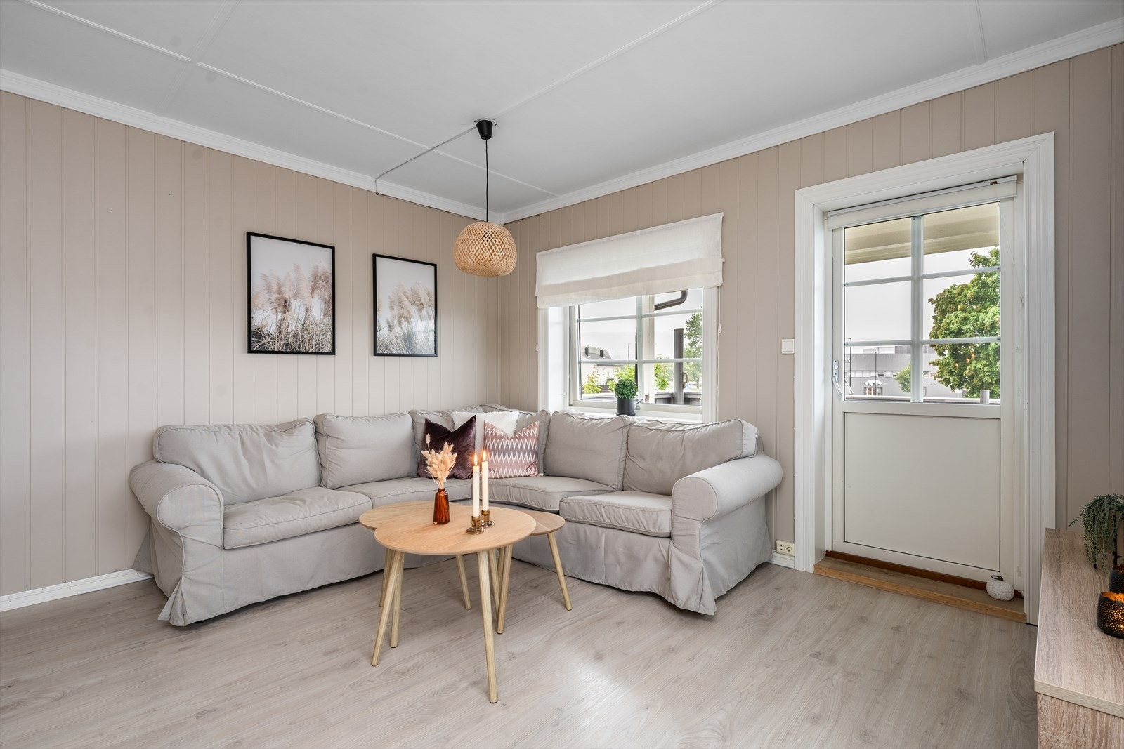 Innbydende og romslig stue, med overflater i delikate fargetoner, store vindusflater og utgang til overbygget balkong mot nordvest. Galleribilde