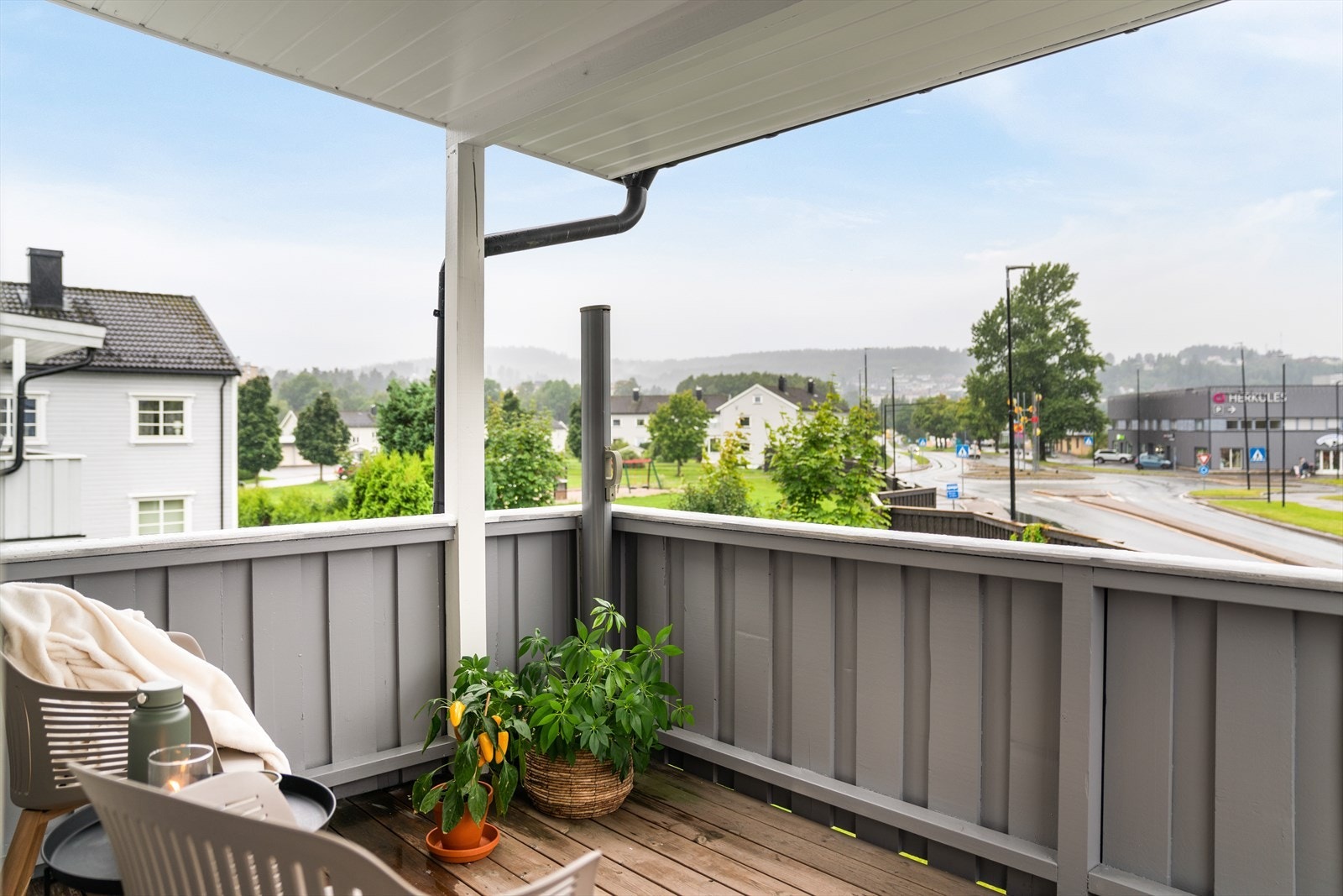 Verandaen er romslig, med fin plass til utemøblement, fin utebelysning og praktisk, uttrekkbar levegg. Fine solforhold og utsyn over nærområdet. Galleribilde