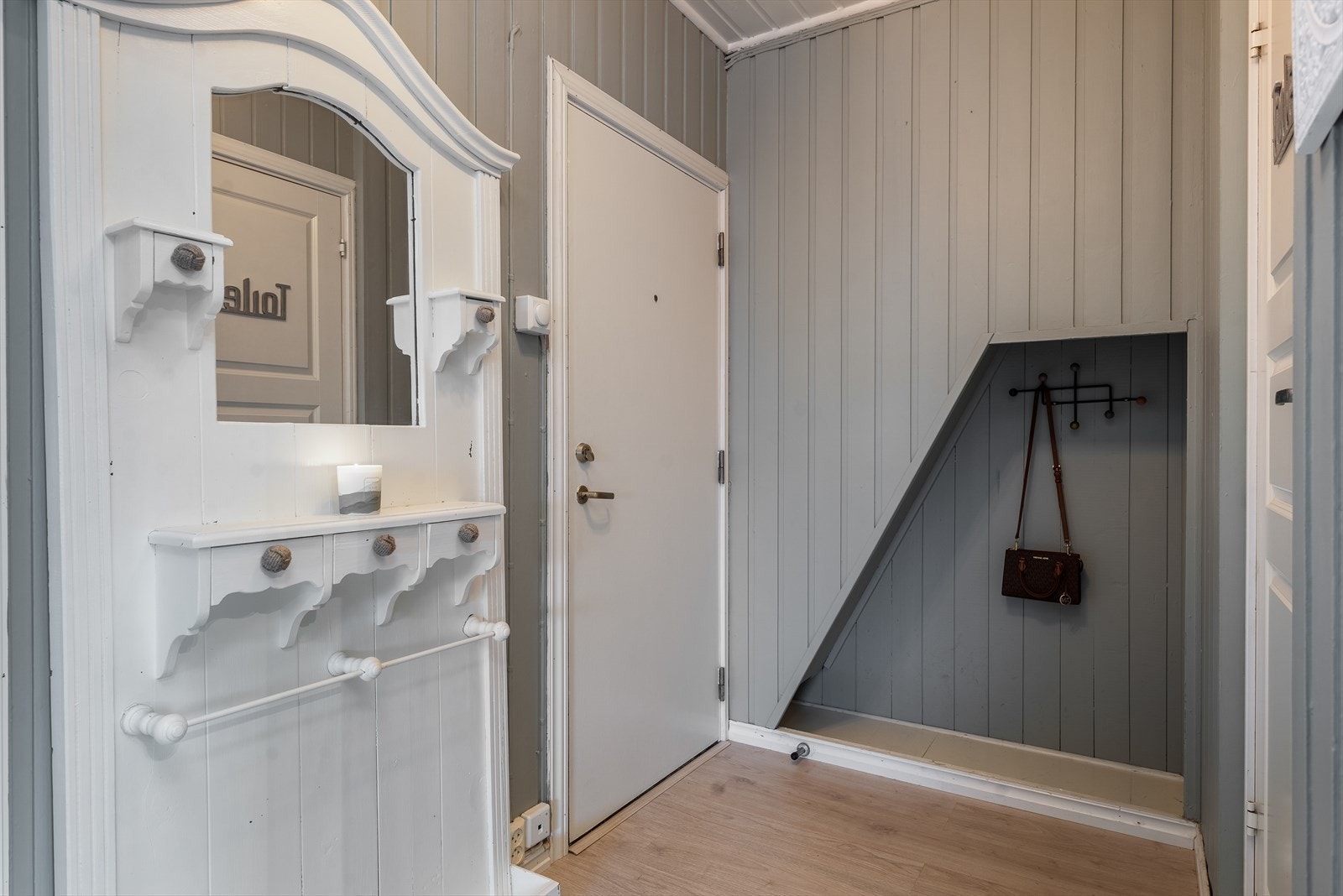 Praktisk nisje og ellers fin plass til oppbevaringsmøblement for sko- og yttertøy. Leiligheten disponerer i tillegg én bod på loft og to boder i kjeller. Galleribilde