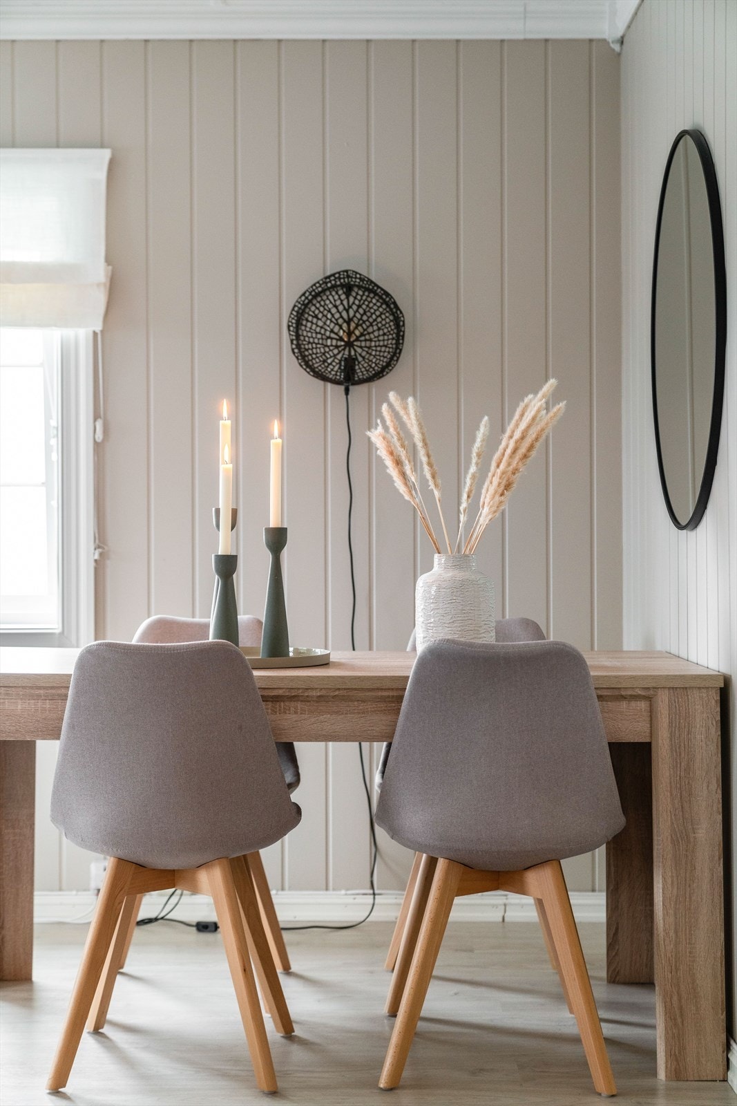 Overflater består av pen laminat på gulv og MDF-plater på vegger, malt opp i en delikat, tidsriktig fargetone. Hvitmalt tak. Galleribilde