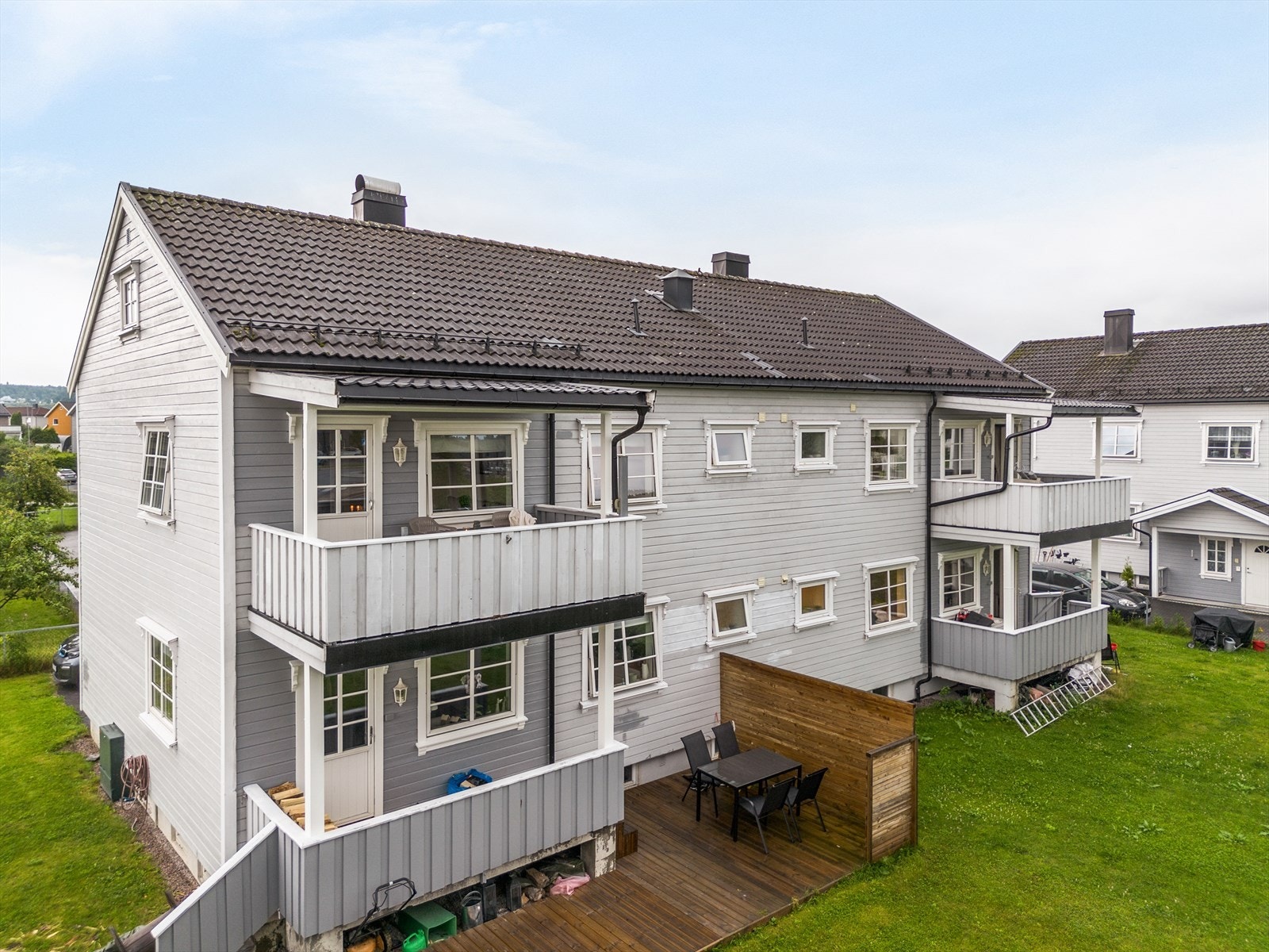 Leiligheten ligger fint til i 2. etasje og innehar en god planløsning. Romslig, overbygget veranda mot nordvest og egen hagedel med platting. Galleribilde
